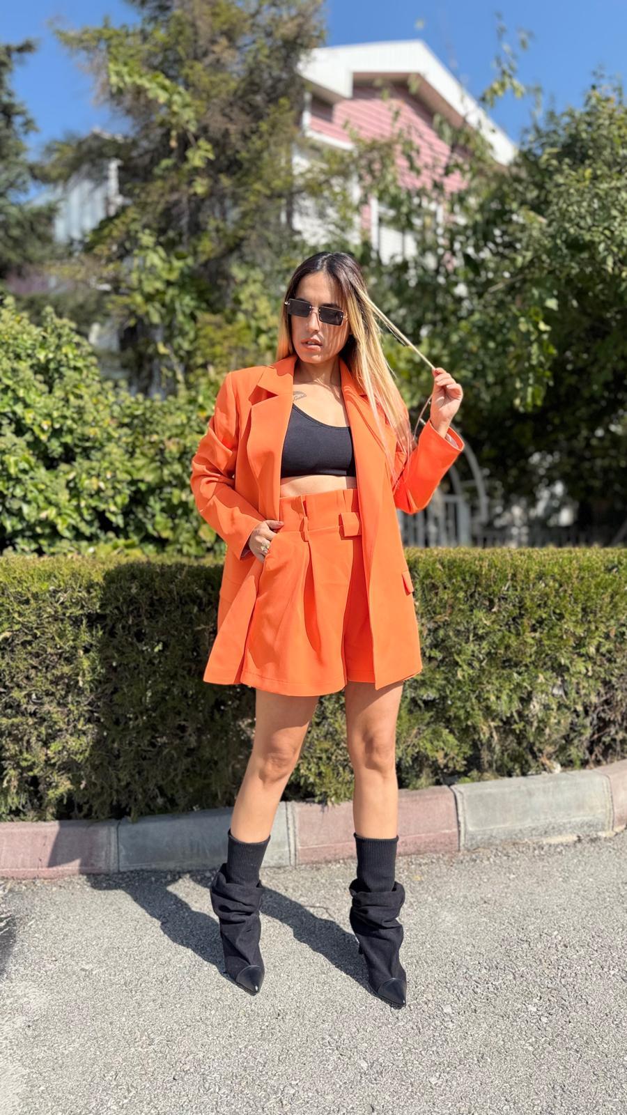 turuncu ceket şort takım