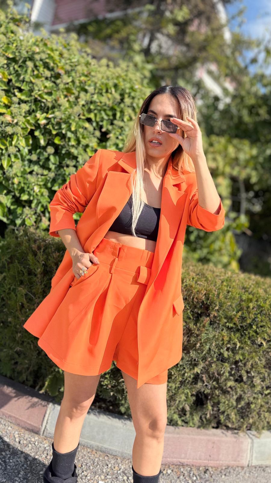 turuncu ceket şort takım