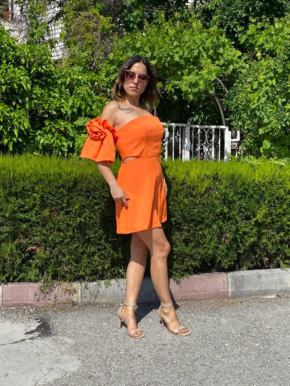 turuncu strablez kolları gül detaylı mini elbise
