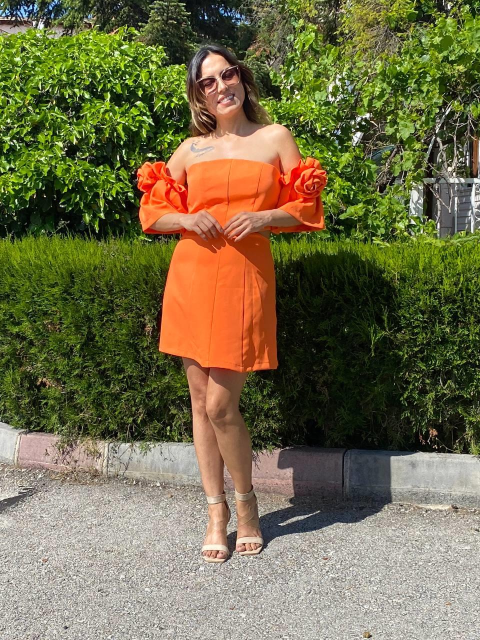 turuncu strablez kolları gül detaylı mini elbise