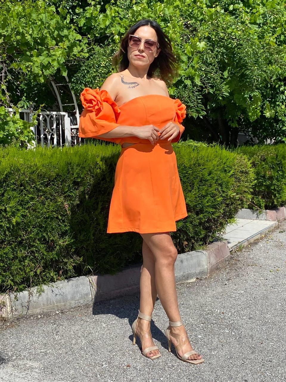 turuncu strablez kolları gül detaylı mini elbise