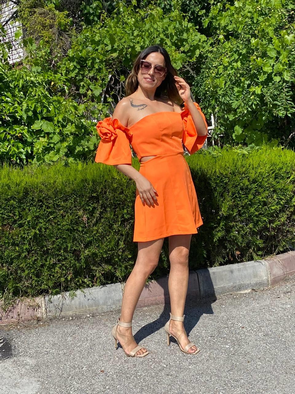 turuncu strablez kolları gül detaylı mini elbise