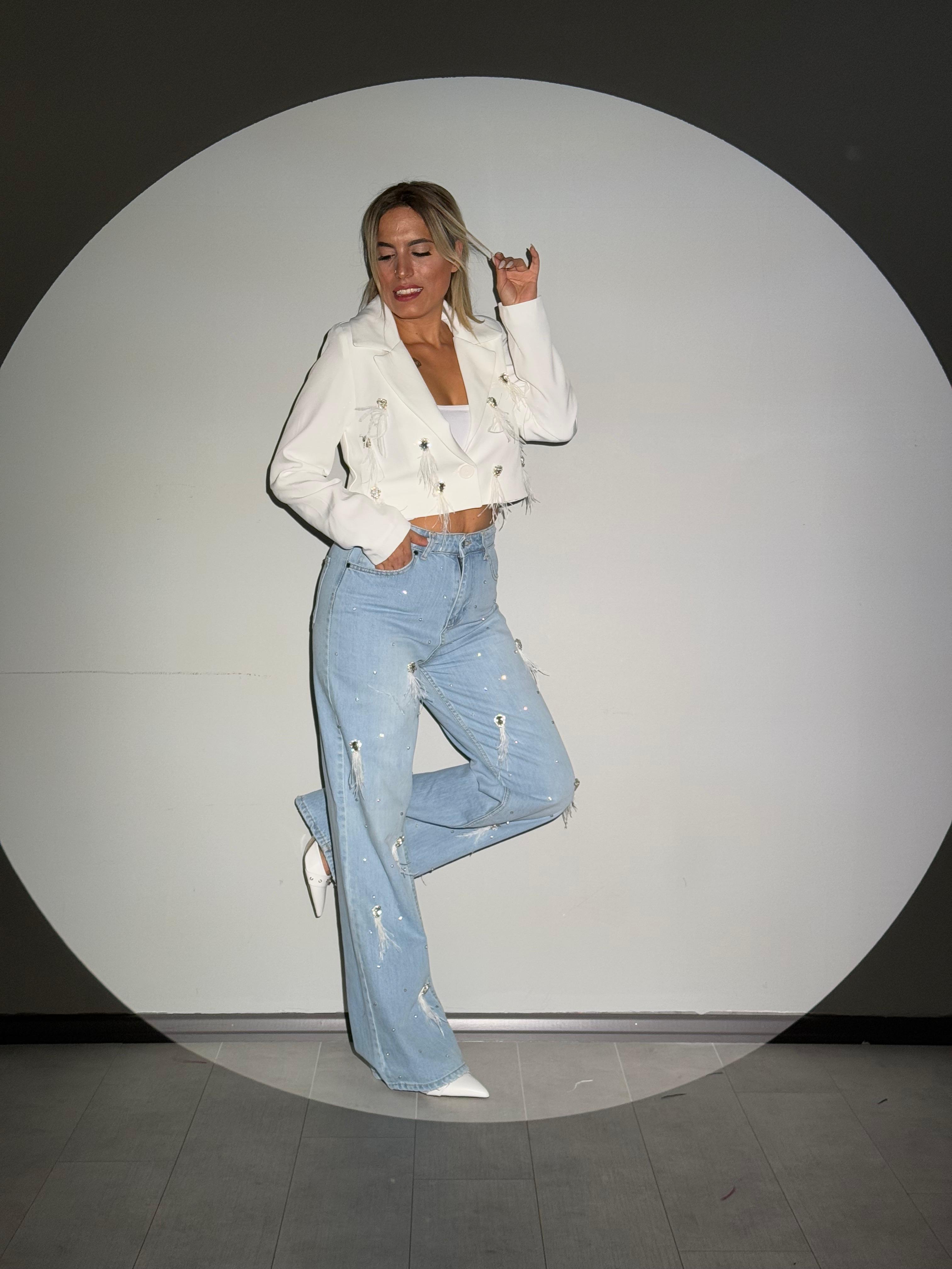 Yüksek Bel Beyaz Taş ve Tüy Detaylı Tasarım Jean