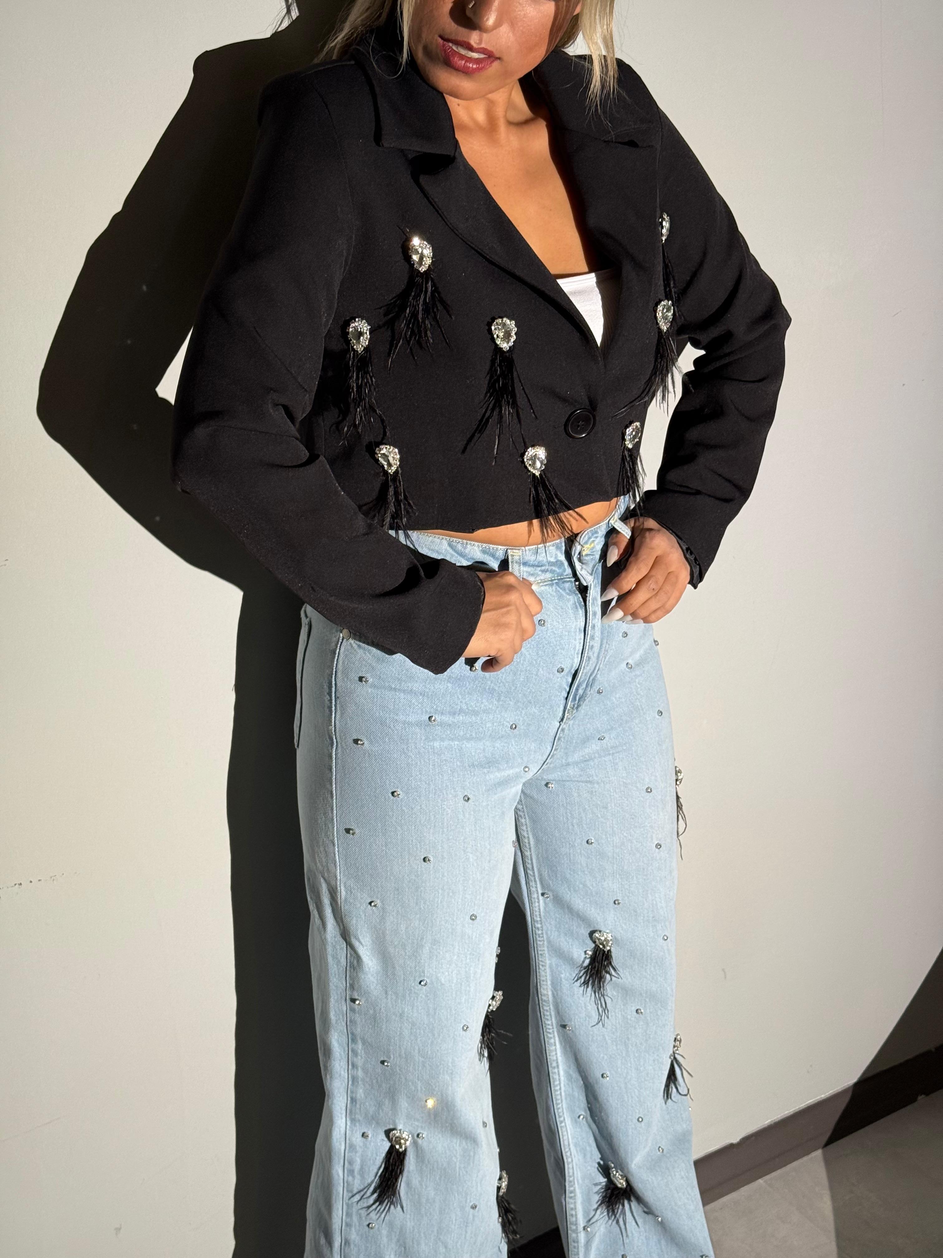 Yüksek Bel Siyah Taş ve Tüy Detaylı Tasarım Jean