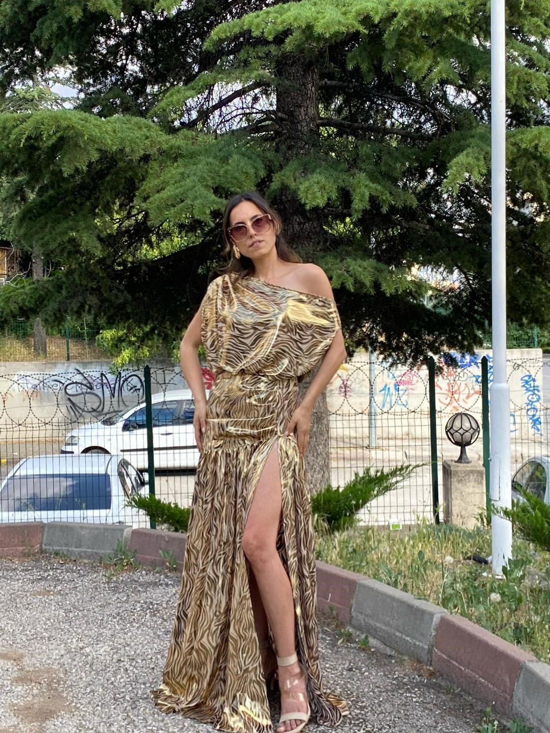 Zebra Desenli Yırtmaçlı Metalik Maksi Elbise
