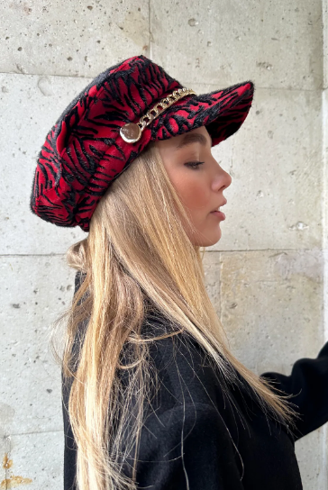 Zincir Aksesuarlı Kırmızı Şapka