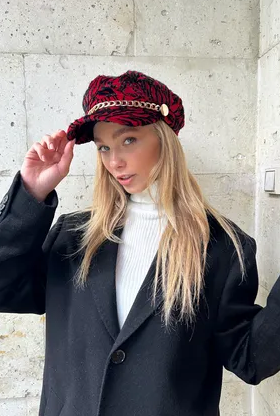 Zincir Aksesuarlı Kırmızı Şapka