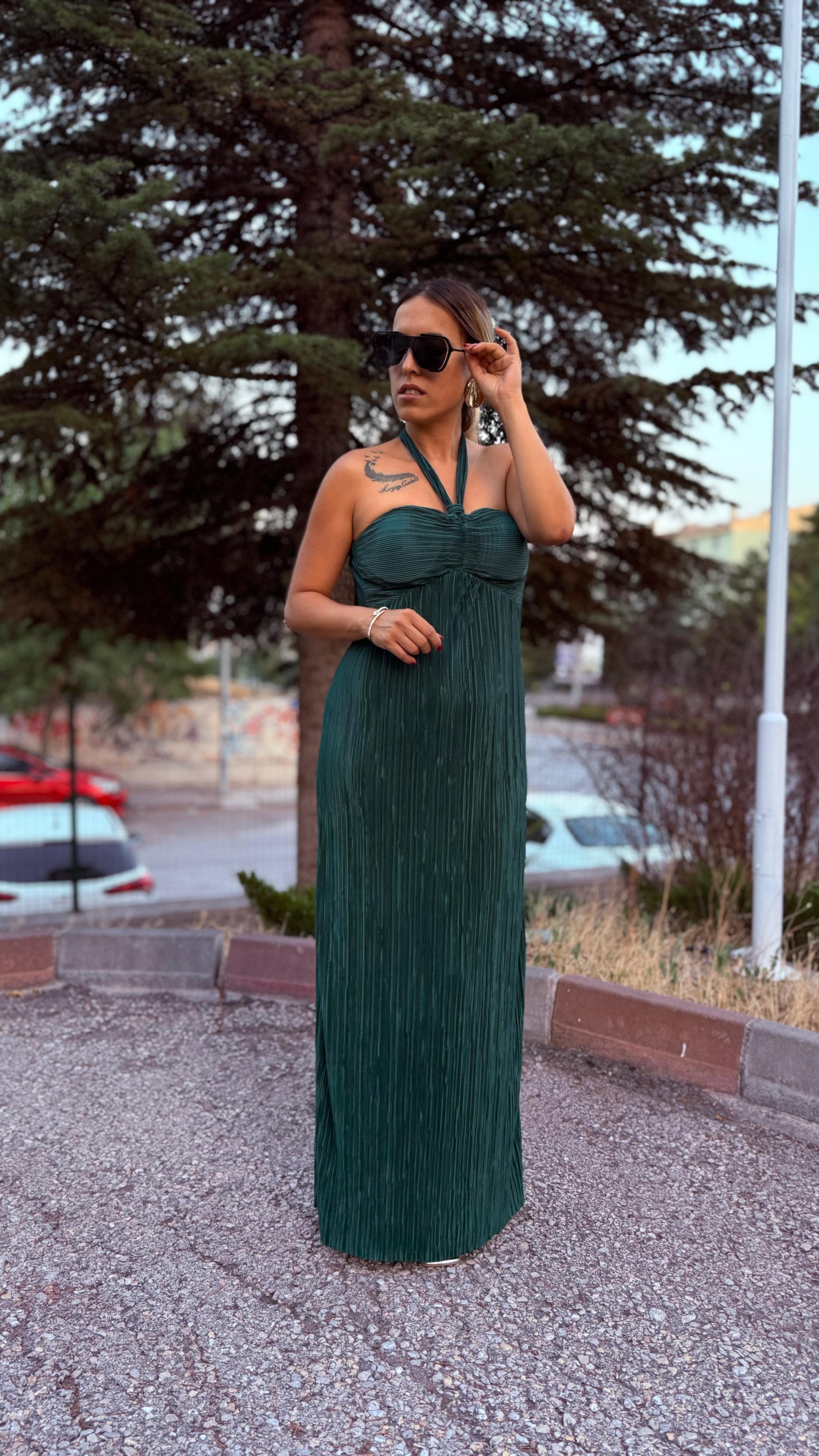 Zümrüt Yeşili Saten Pilise Göğüs Kuplu Boyundan Bağlamalı Uzun Elbise