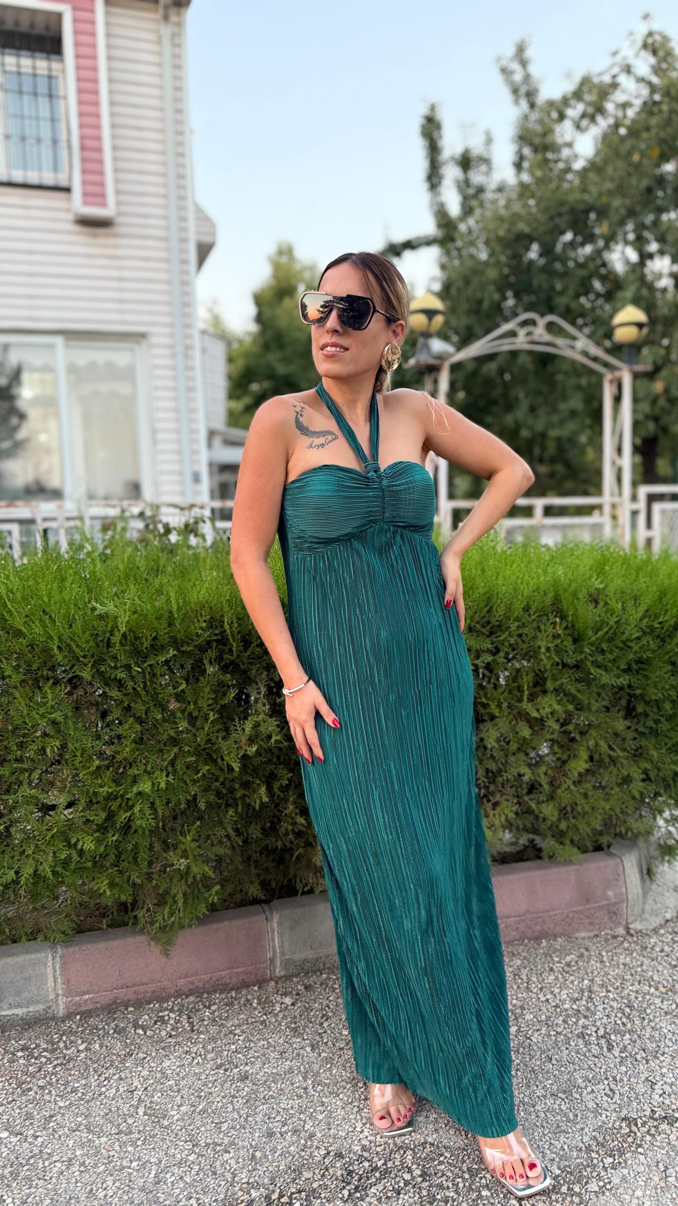 Zümrüt Yeşili Saten Pilise Göğüs Kuplu Boyundan Bağlamalı Uzun Elbise