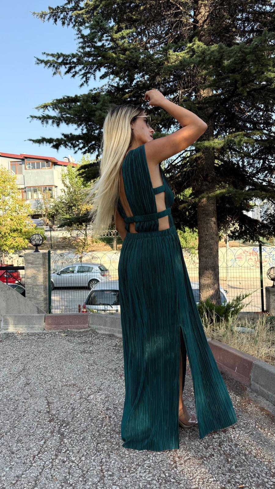 Zümrüt Yeşili  Saten Pilise Sırt Ve Göğüs Dekolteli Elbise