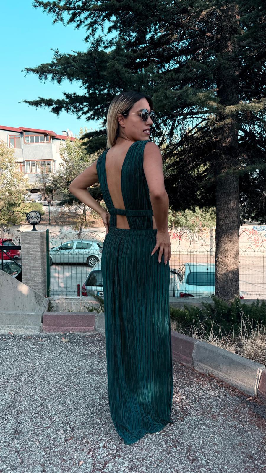 Zümrüt Yeşili  Saten Pilise Sırt Ve Göğüs Dekolteli Elbise