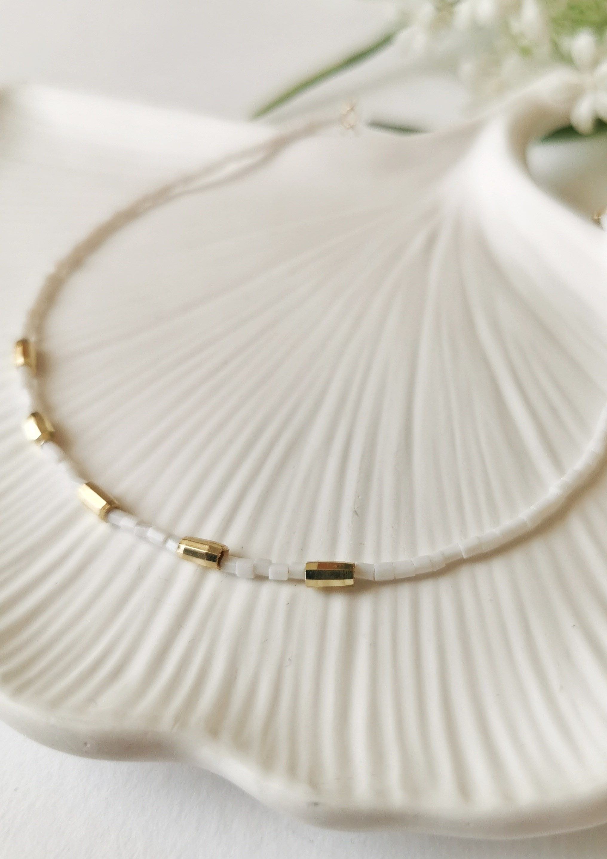 Beyaz Cam Boncuk Detaylı Gold Halhal 22+5 cm