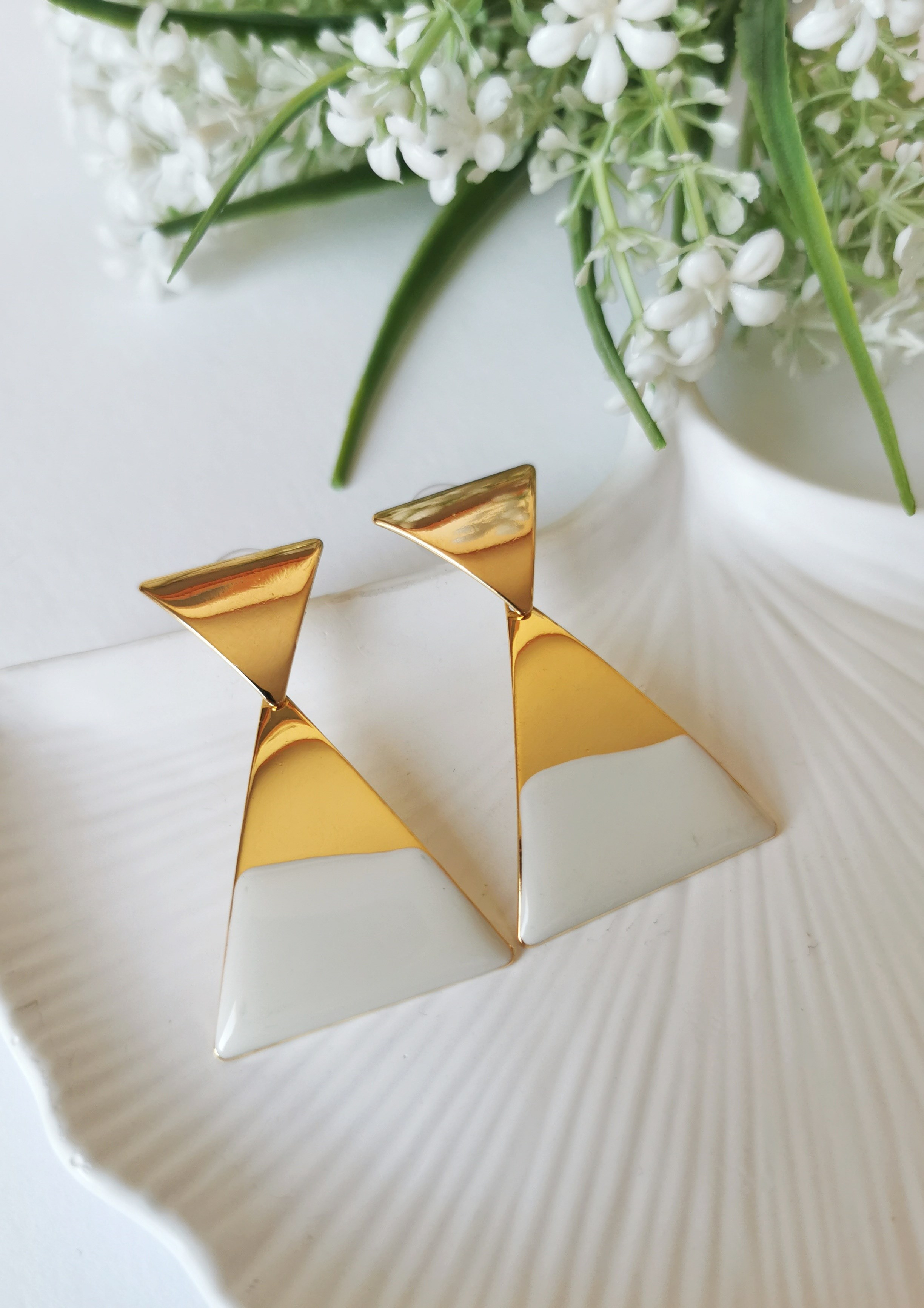 Beyaz Prisma Mine Kaplama Geometrik Çelik Sallantılı Küpe 3x5 cm
