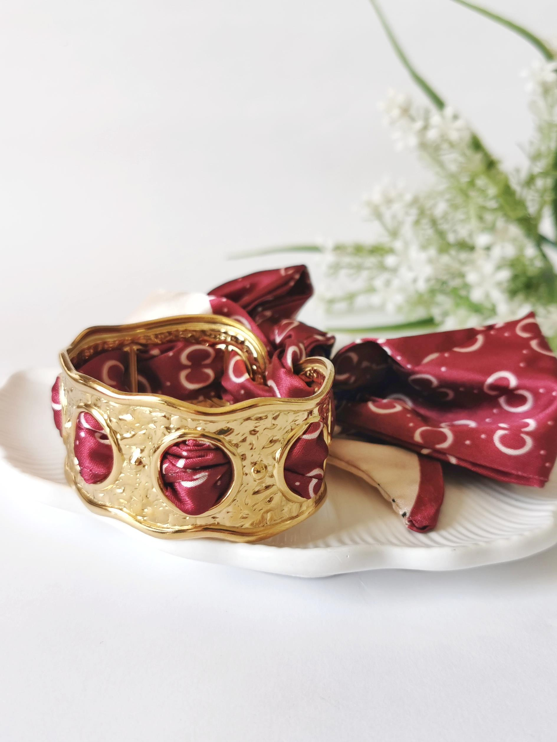 Bordo Fular Detaylı Paslanmaz Çelik Gold Kelepçe Bileklik
