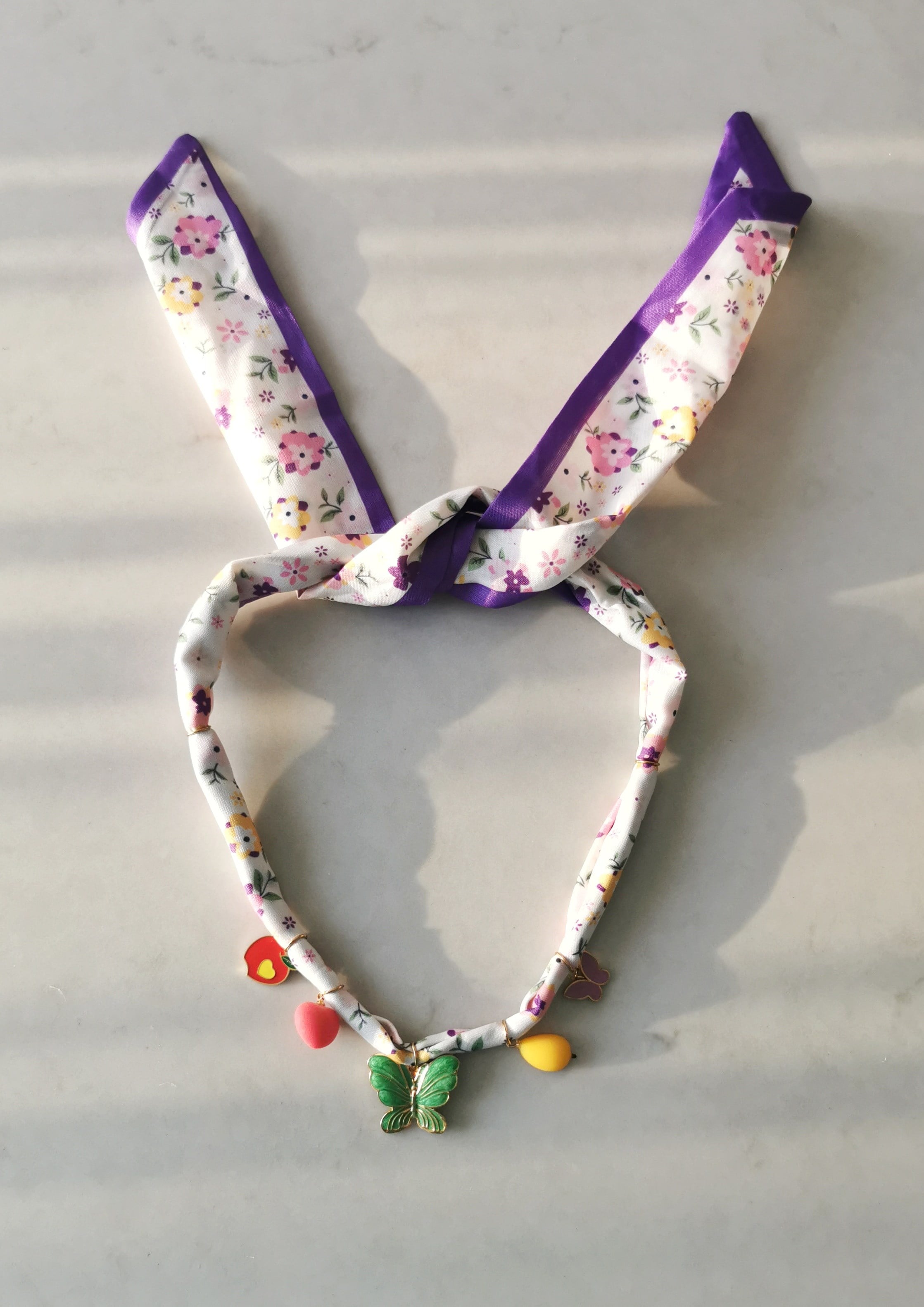 Çiçek Desenli Renkli Charm Detaylı Kumaş Kolye