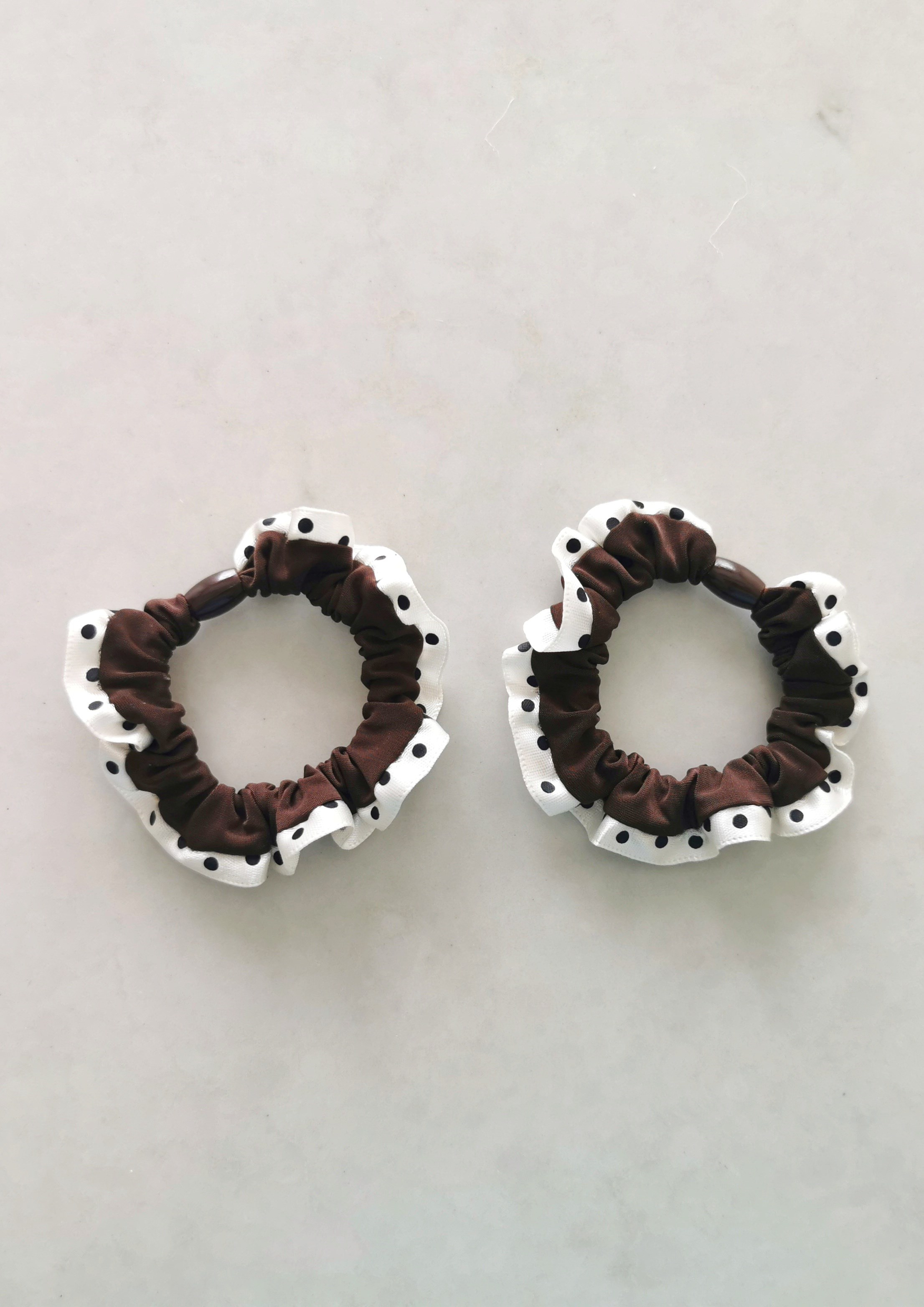 Çiftli Mini Puantiyeli Fırfır Detaylı Lastik Toka Kahverengi