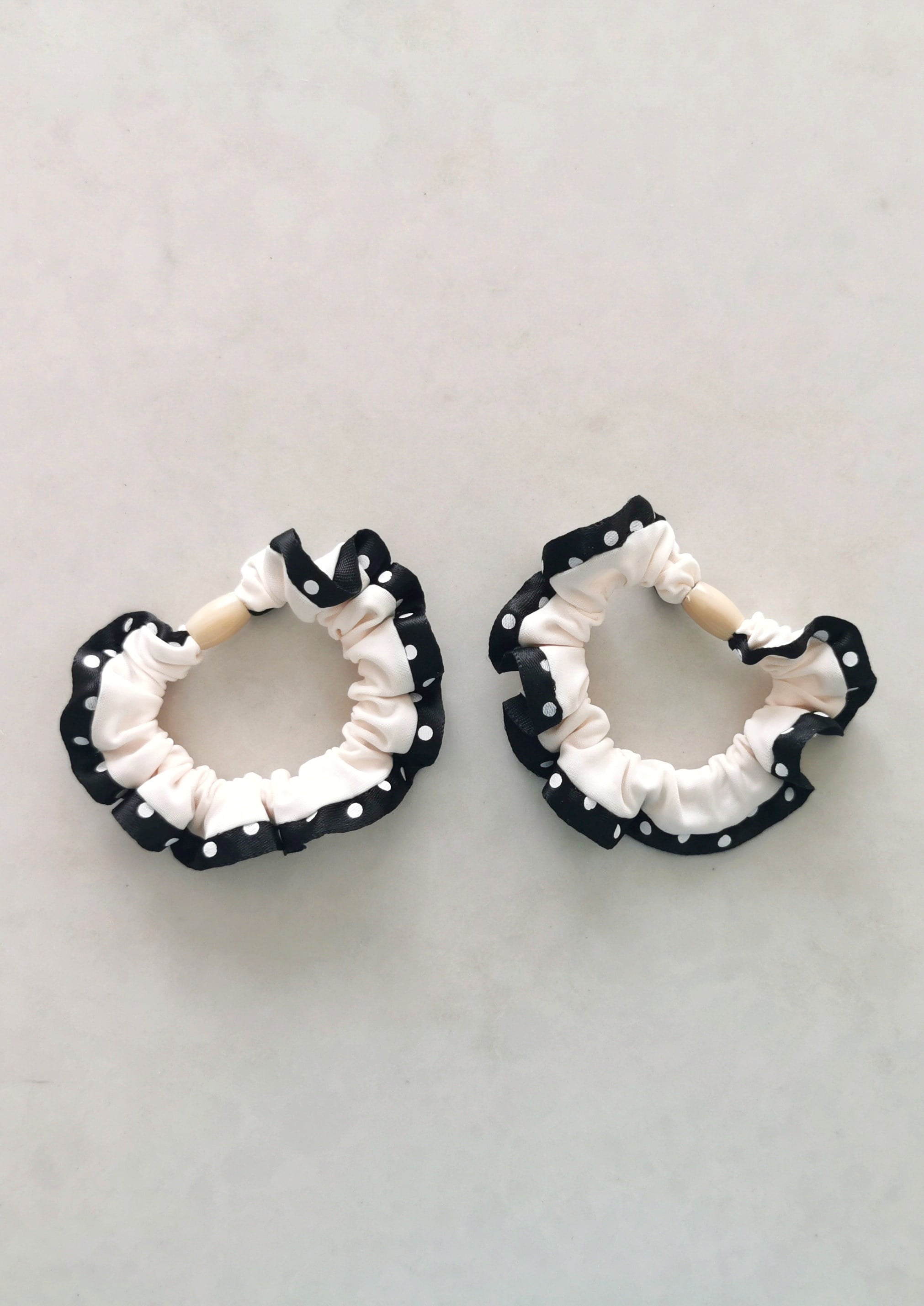 Çiftli Mini Puantiyeli Fırfır Detaylı Lastik Toka Ekru