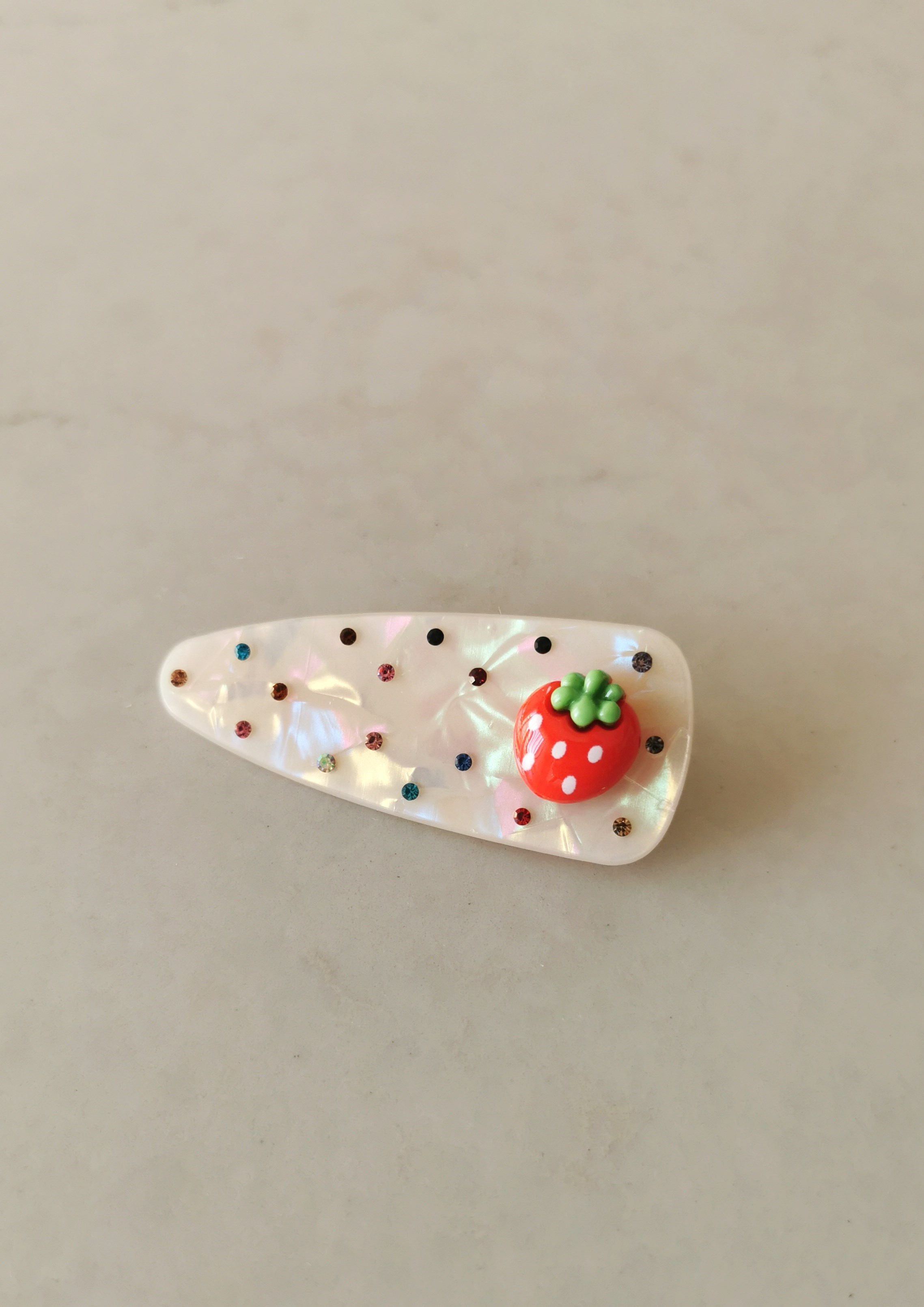 Çilek Figürlü Sedef Görünümlü Taşlı Pens Toka 7x2,5 cm