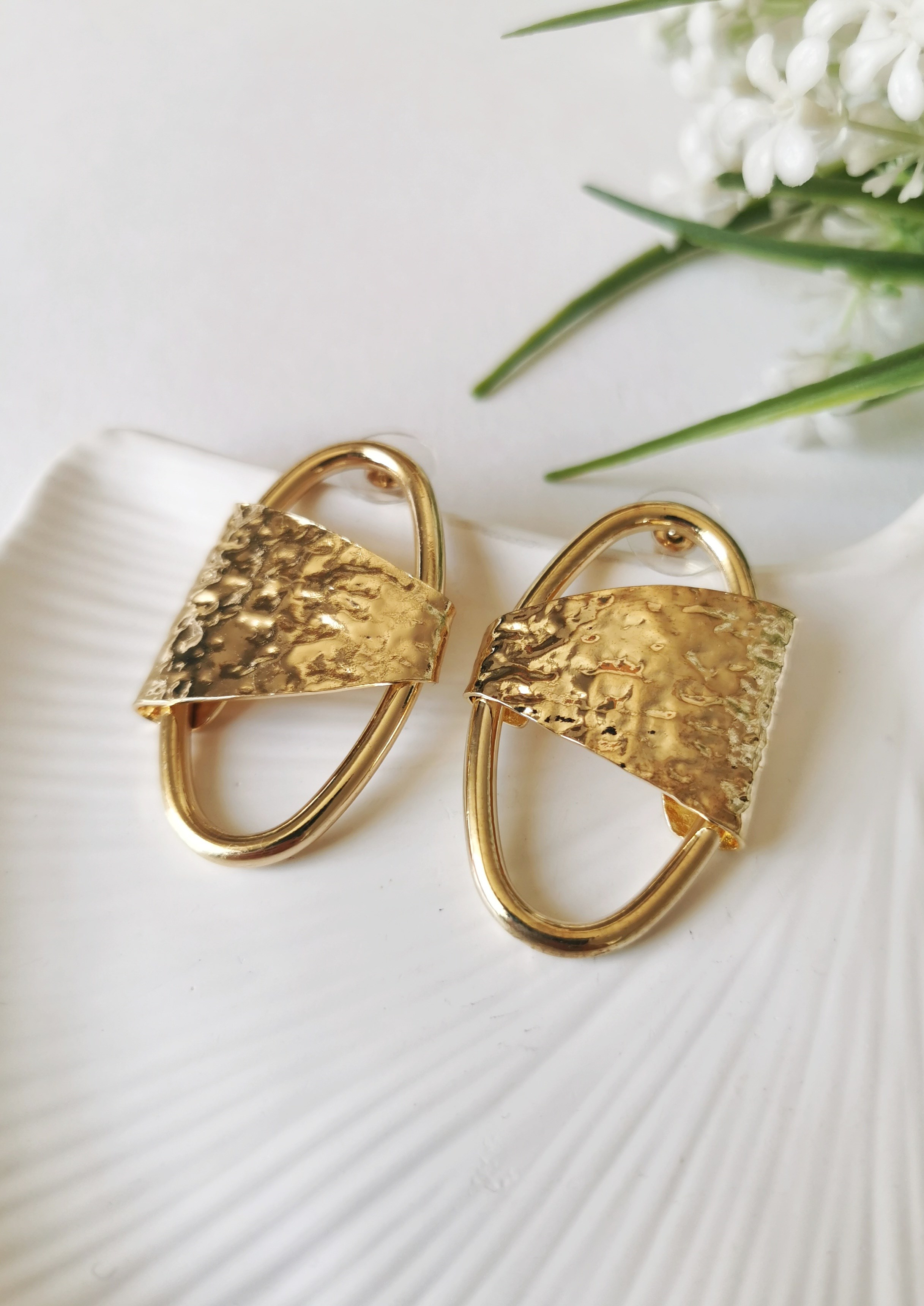 Dokulu Plaka Oval Gold Çelik Küpe