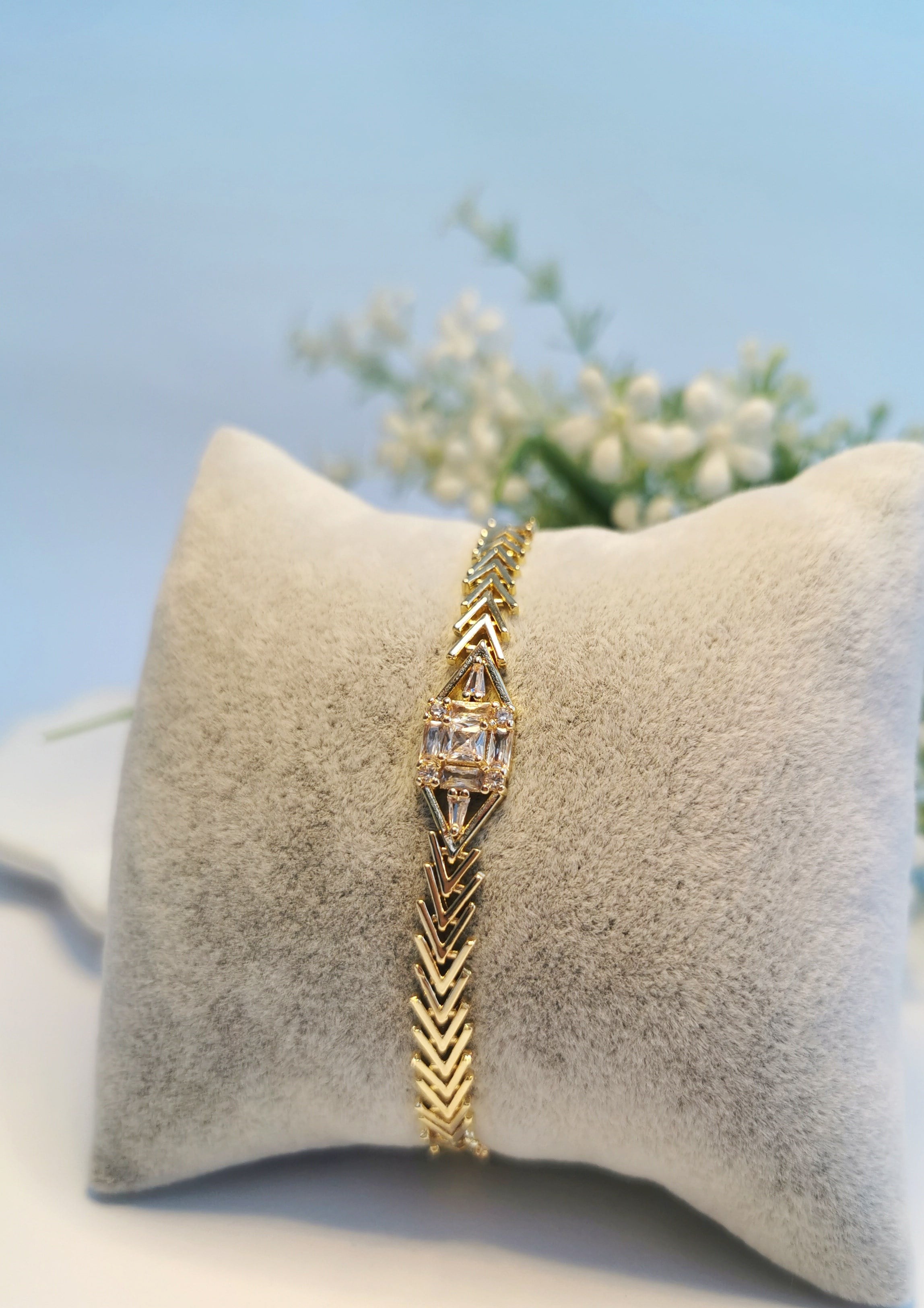 Gold Baget Zirkon Detaylı Ok Desen Çelik Bileklik