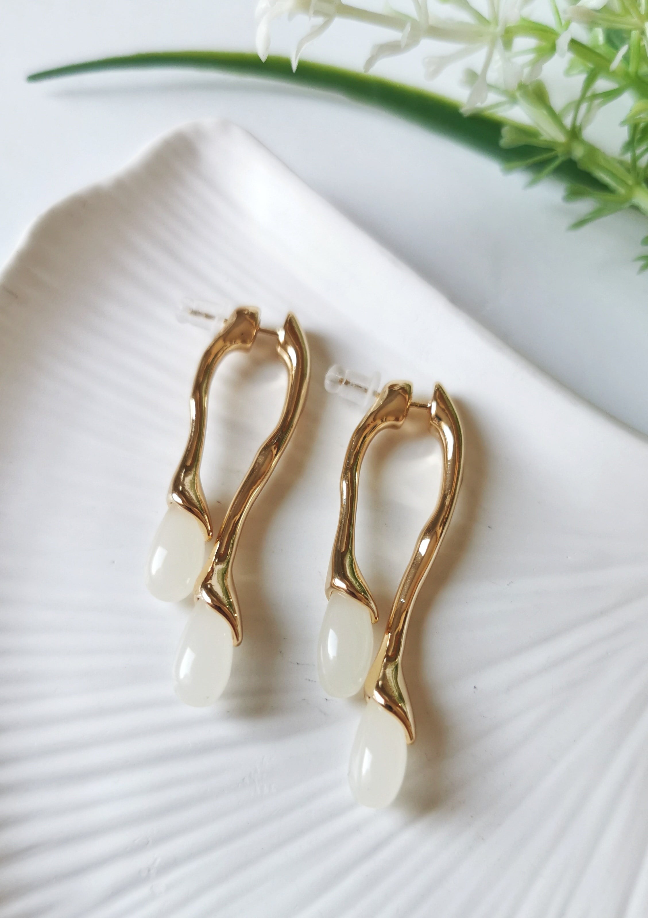 Gold Beyaz Taşlı Çelik Damla Küpe 5 cm