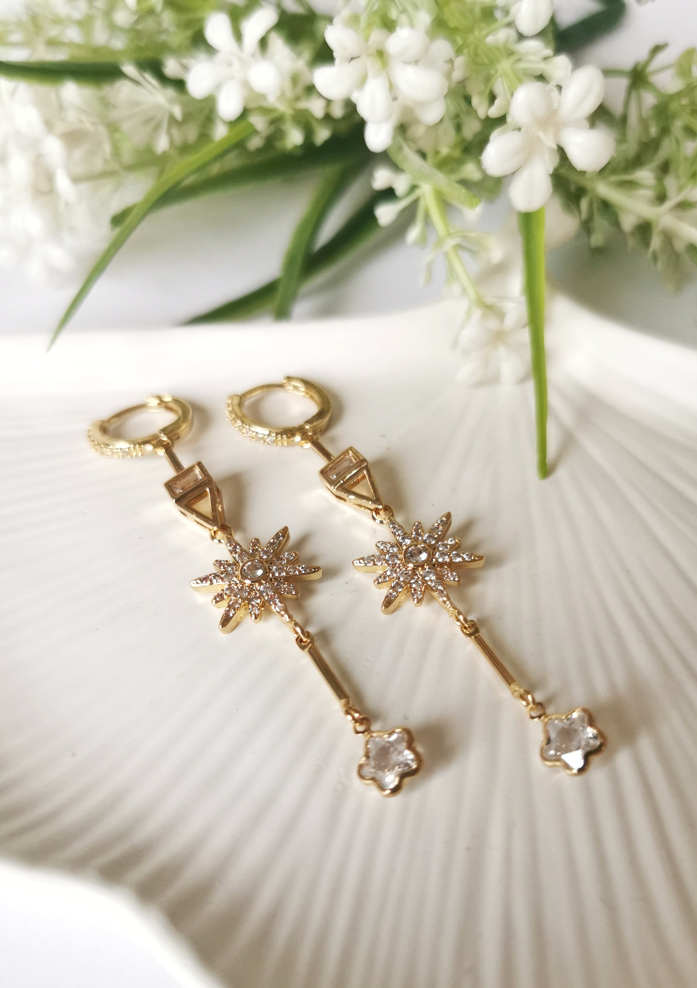 Gold Celeste Yıldız Detaylı Çelik Sallantılı Küpe 1,5x7 cm