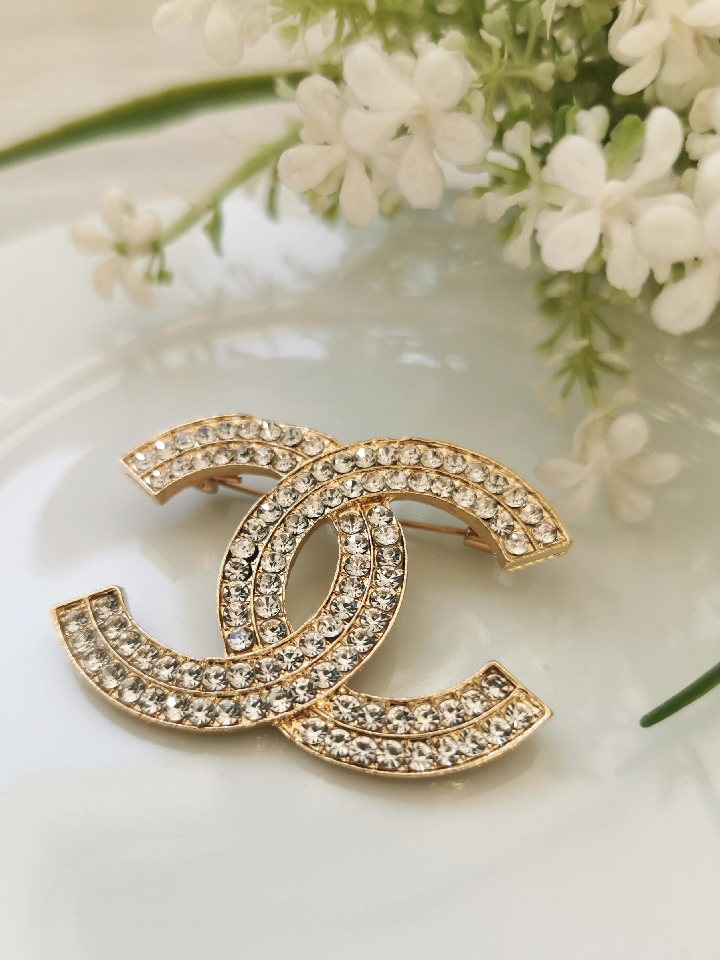 Gold Chanel Tarzı Taşlı Broş 