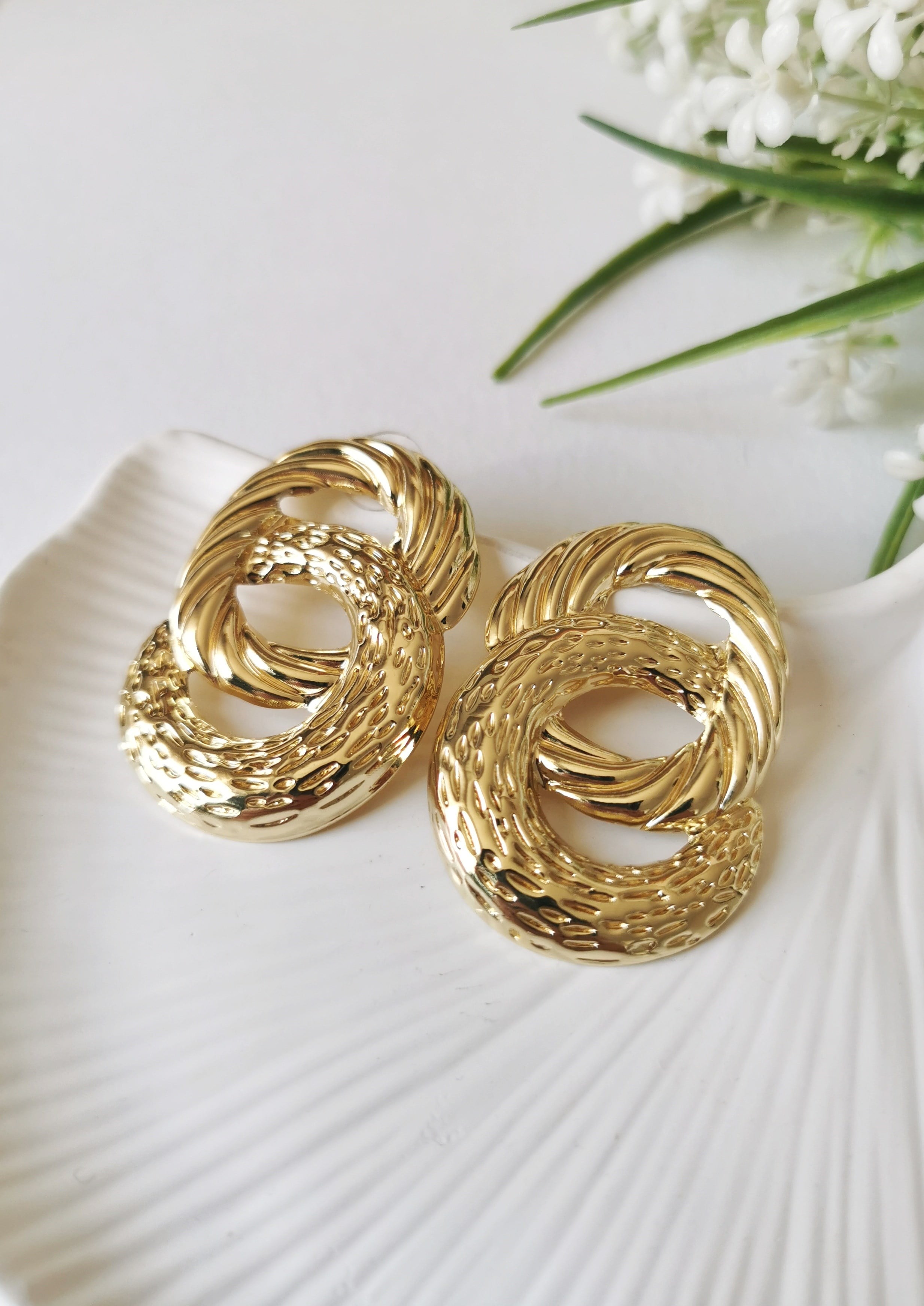 Gold Işıltı Sarmal Çelik Küpe