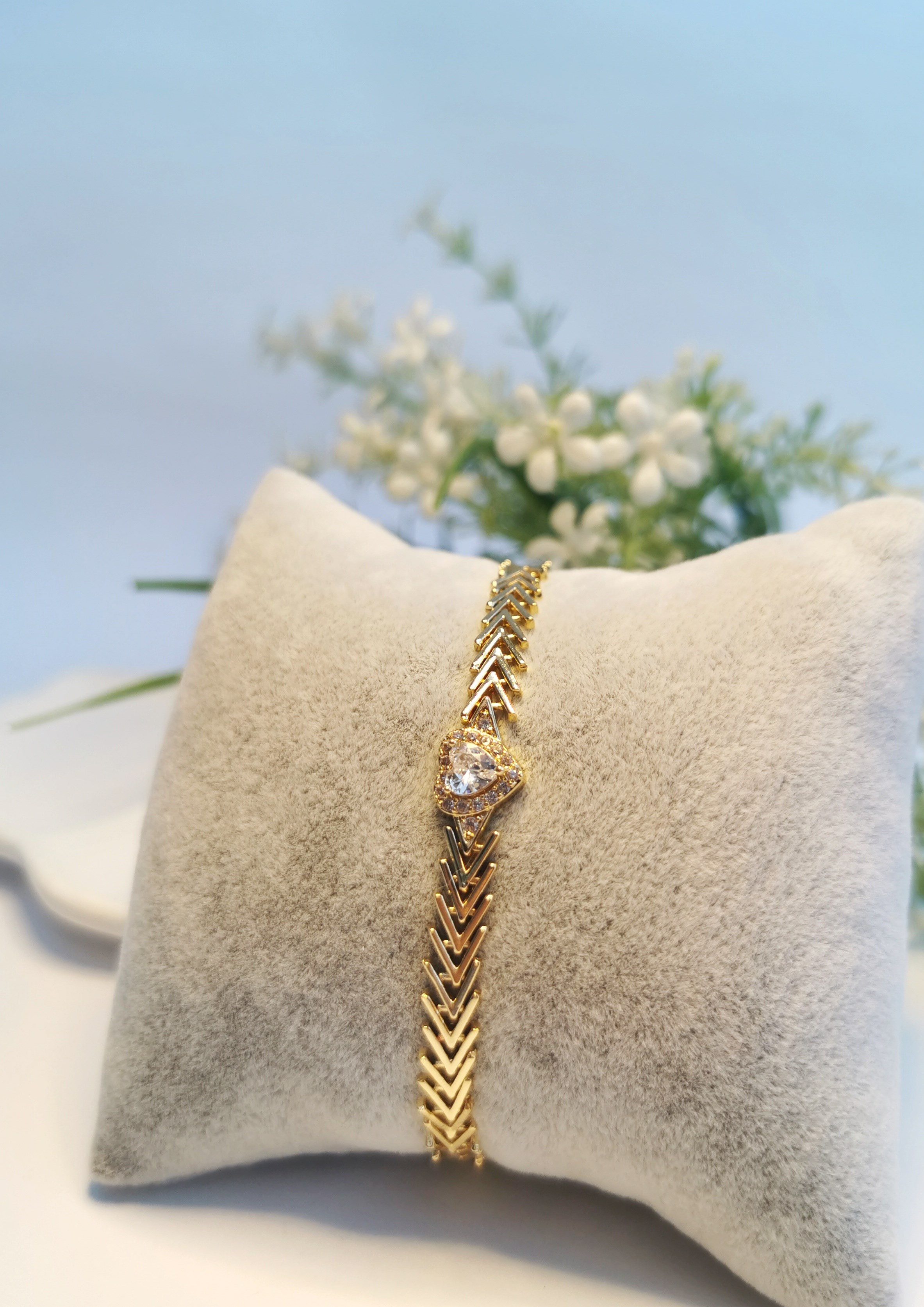 Gold Kalp Kesim Zirkon Detaylı Ok Desen Çelik Bileklik