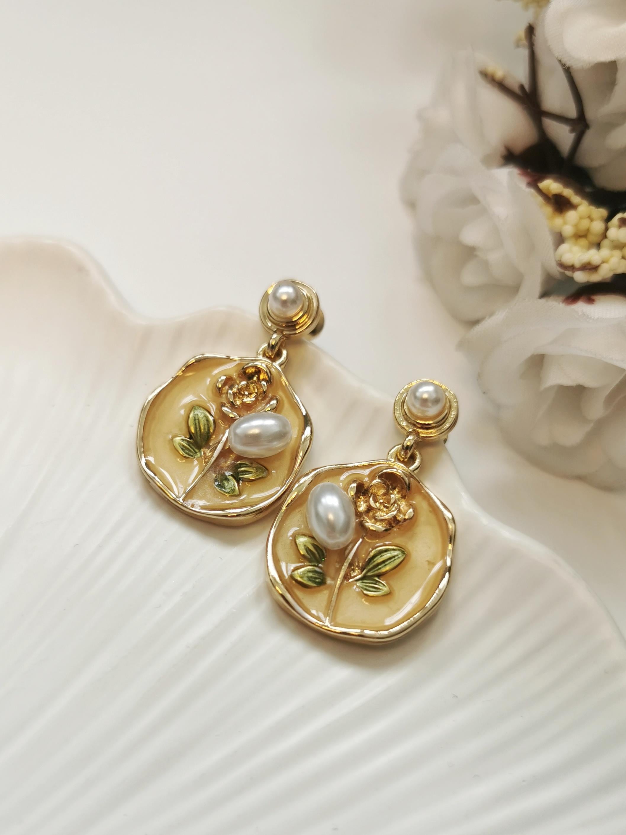 Gold Kaplama Yeşil Mineli Pembe Çiçekli Ve İncili Vintage Oval Sallantılı Küpe