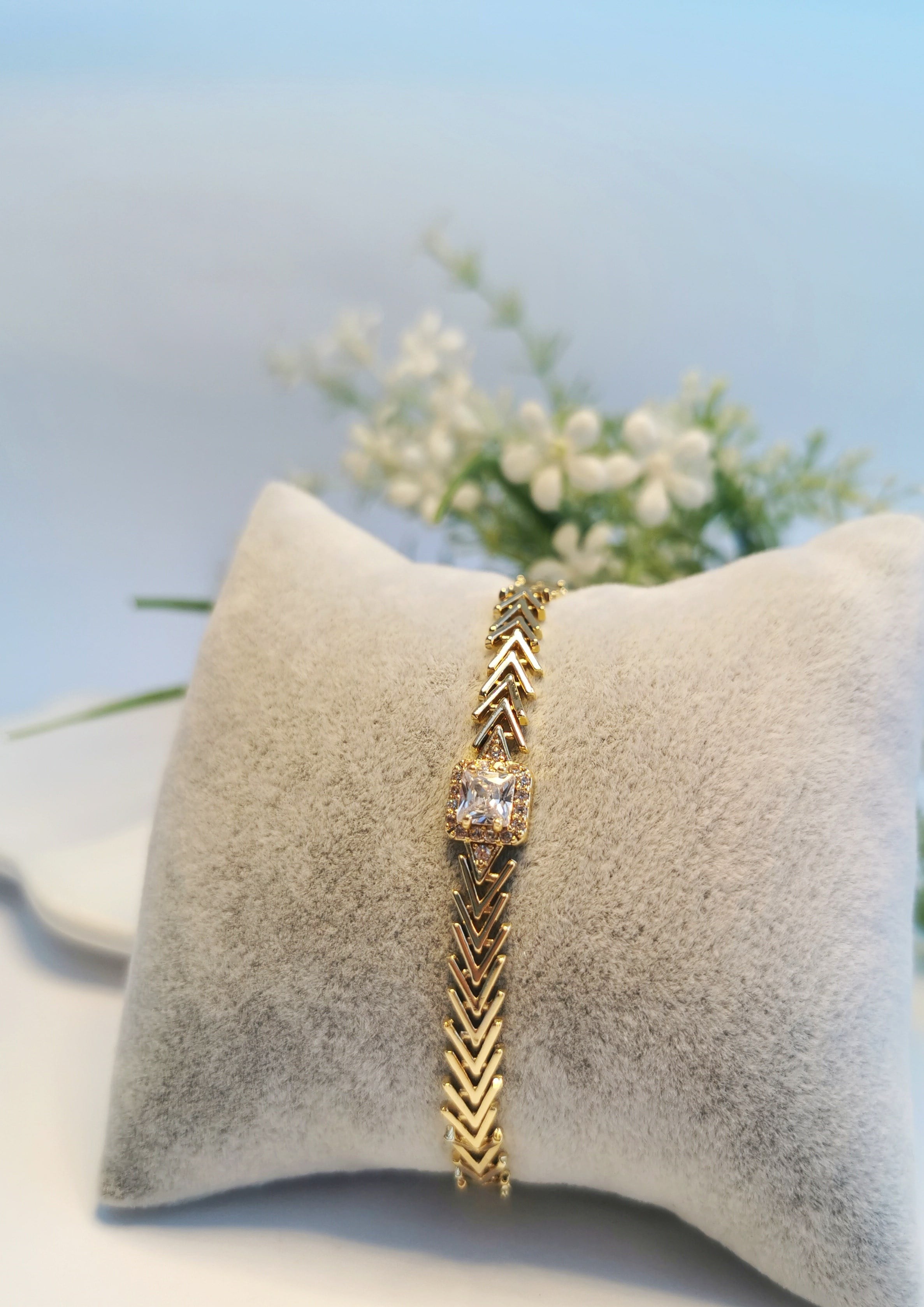 Gold Kare Zirkon Detaylı Ok Desen Çelik Bileklik