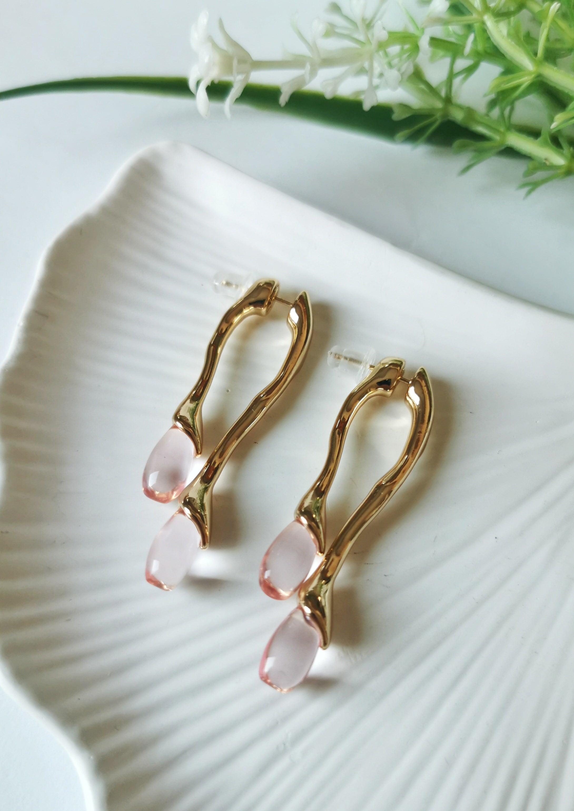 Gold Pembe Taşlı Çelik Damla Küpe 5 cm