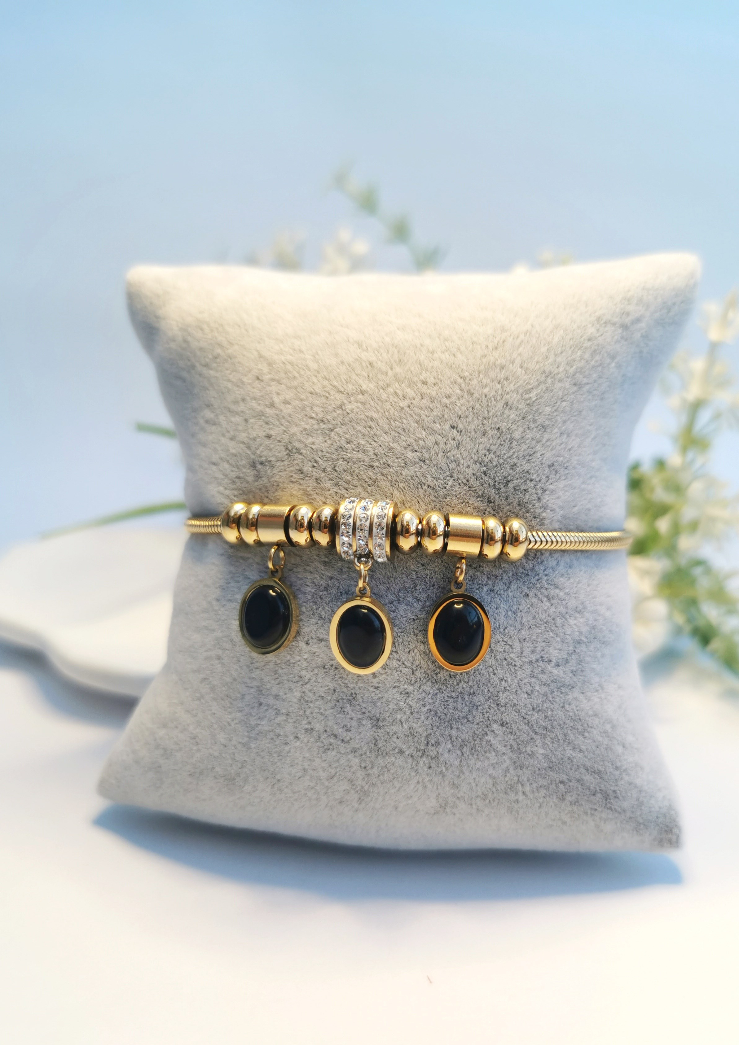 Gold Siyah Sallantılı Charm Çelik Bileklik