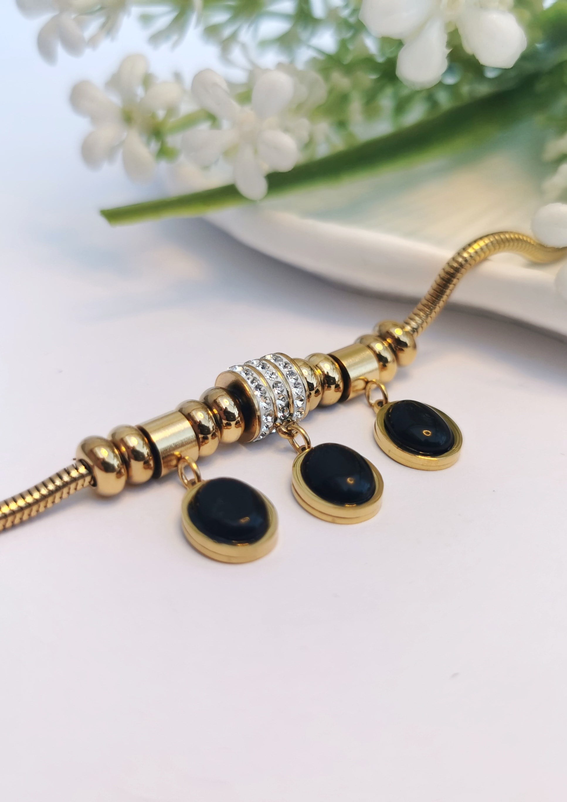 Gold Siyah Sallantılı Charm Çelik Bileklik