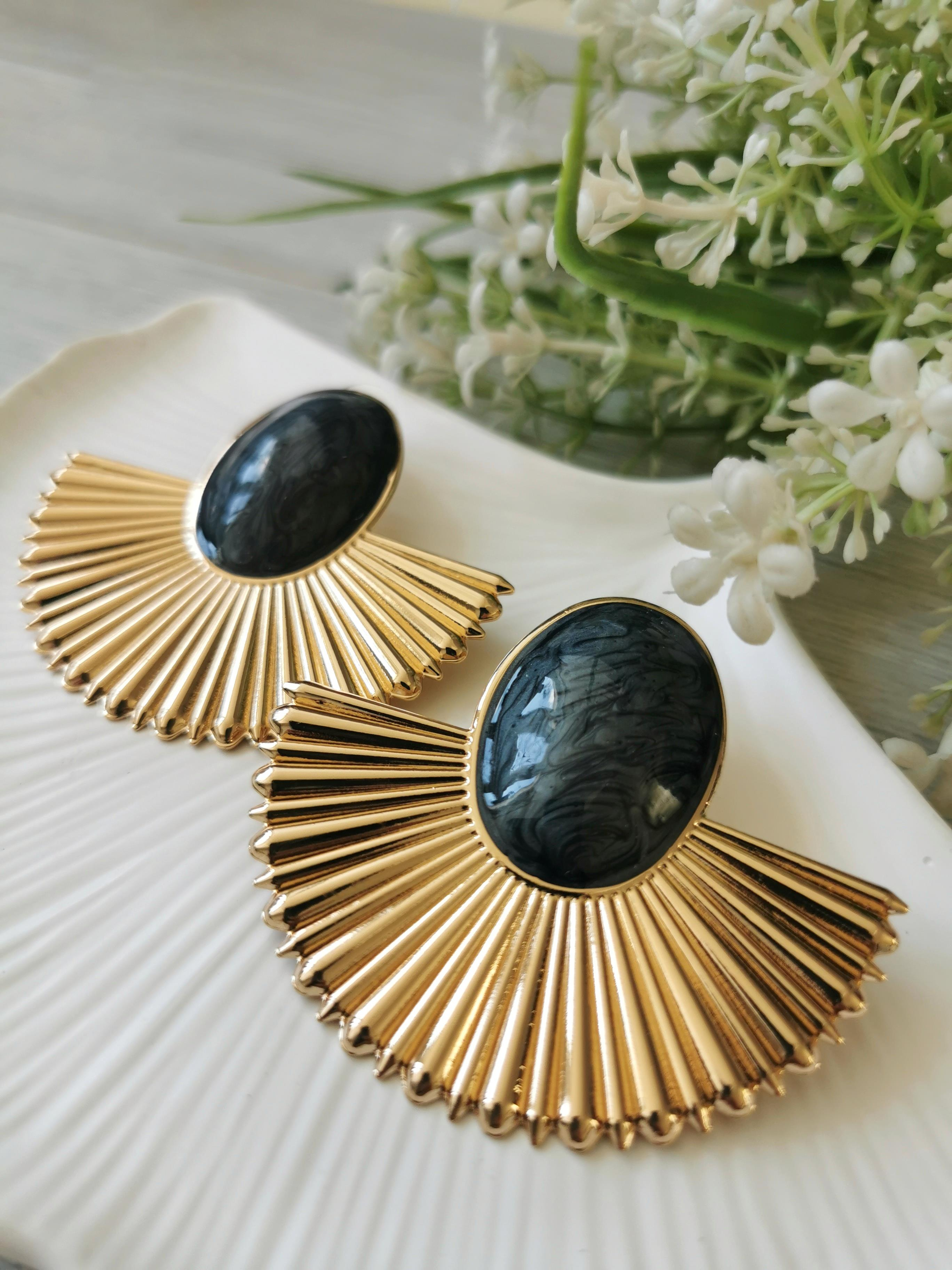 Gri Mineli Gold Yelpaze Küpe 