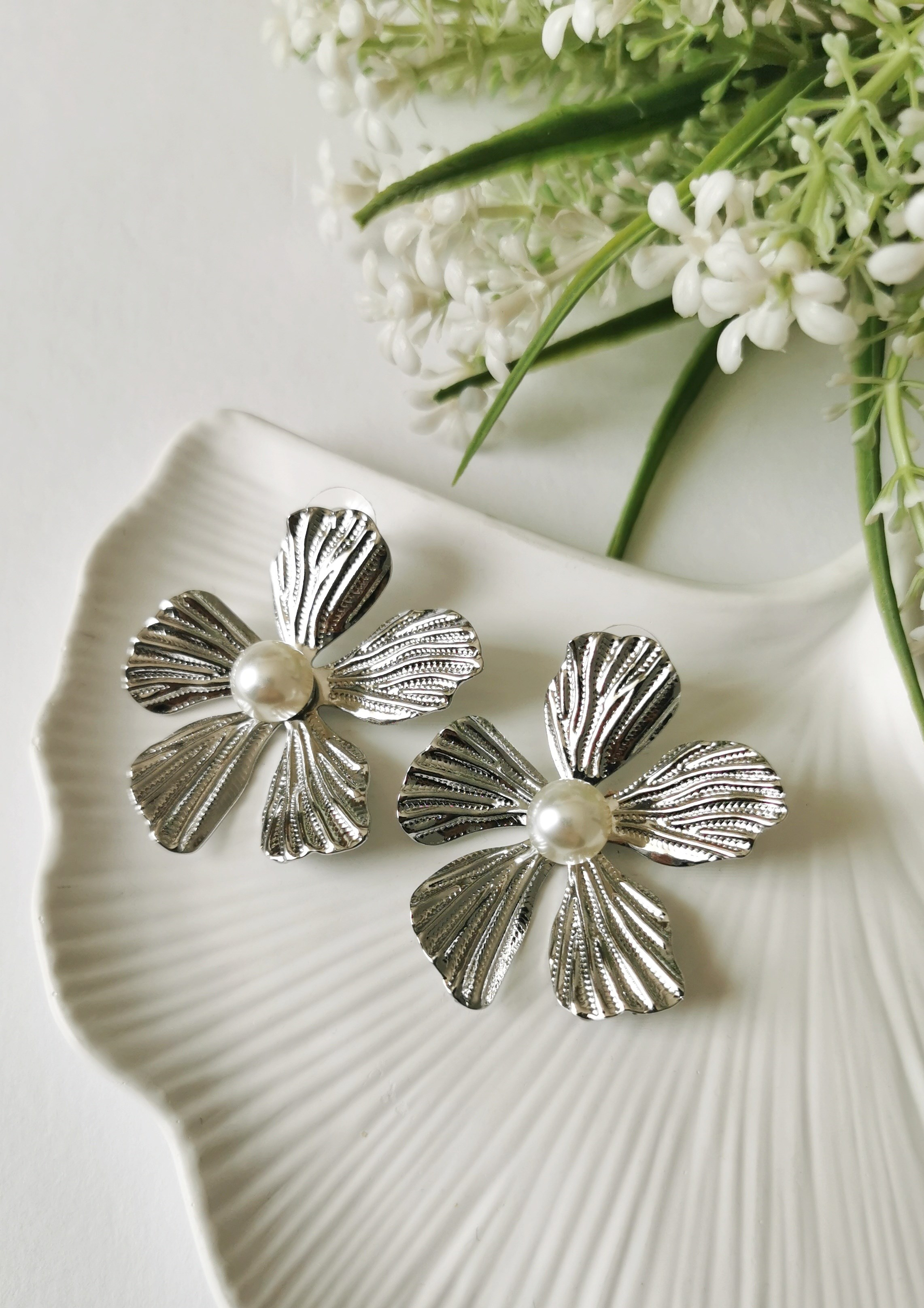 İnci Detaylı Çiçek Formlu Silver Çelik Küpe – Şık & Zarif Tasarım 4x4 cm
