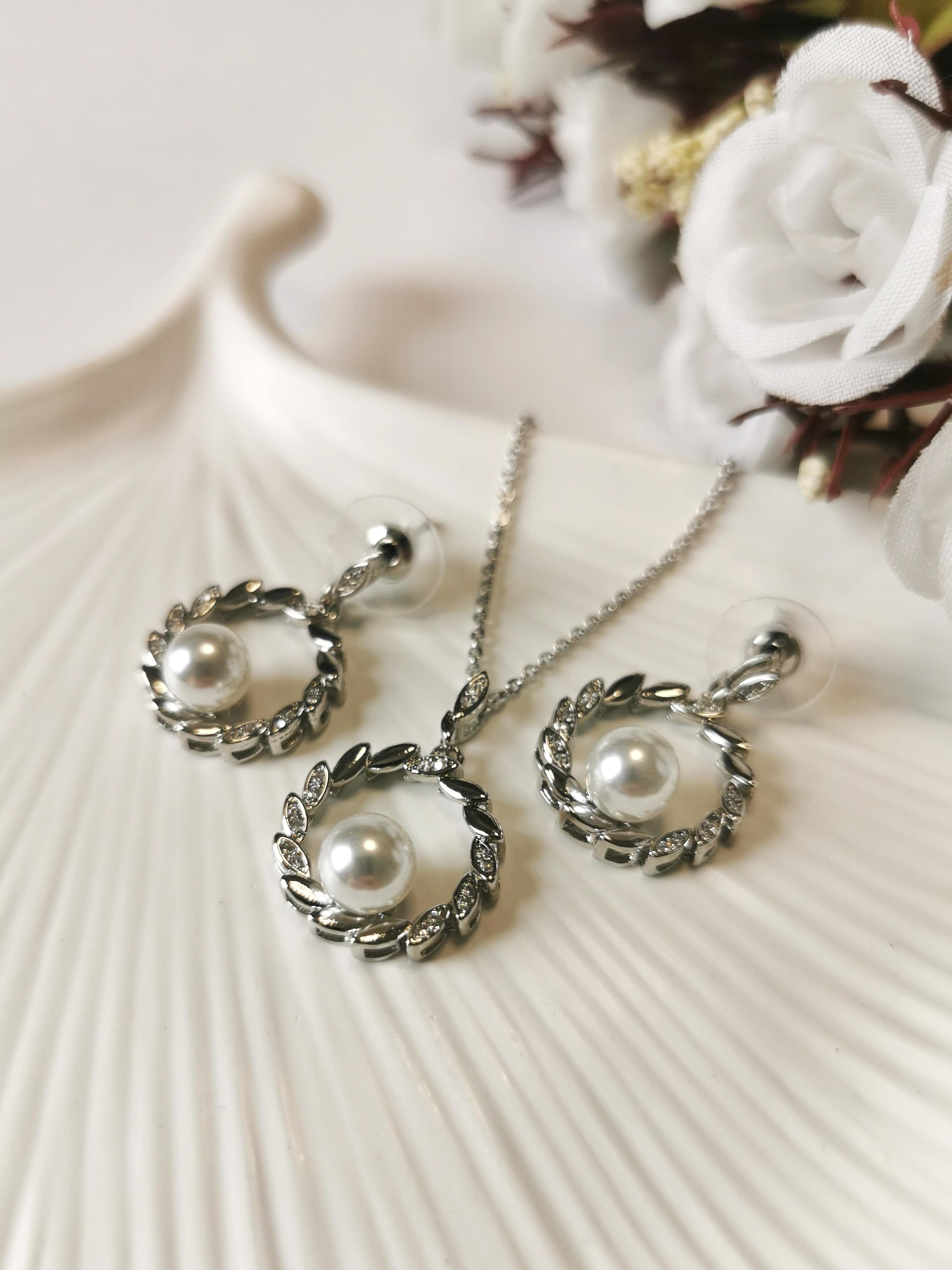İnci Detaylı Zirkon Taşlı Çelenk Tasarımlı Vip Kolye ve Küpe Seti Silver
