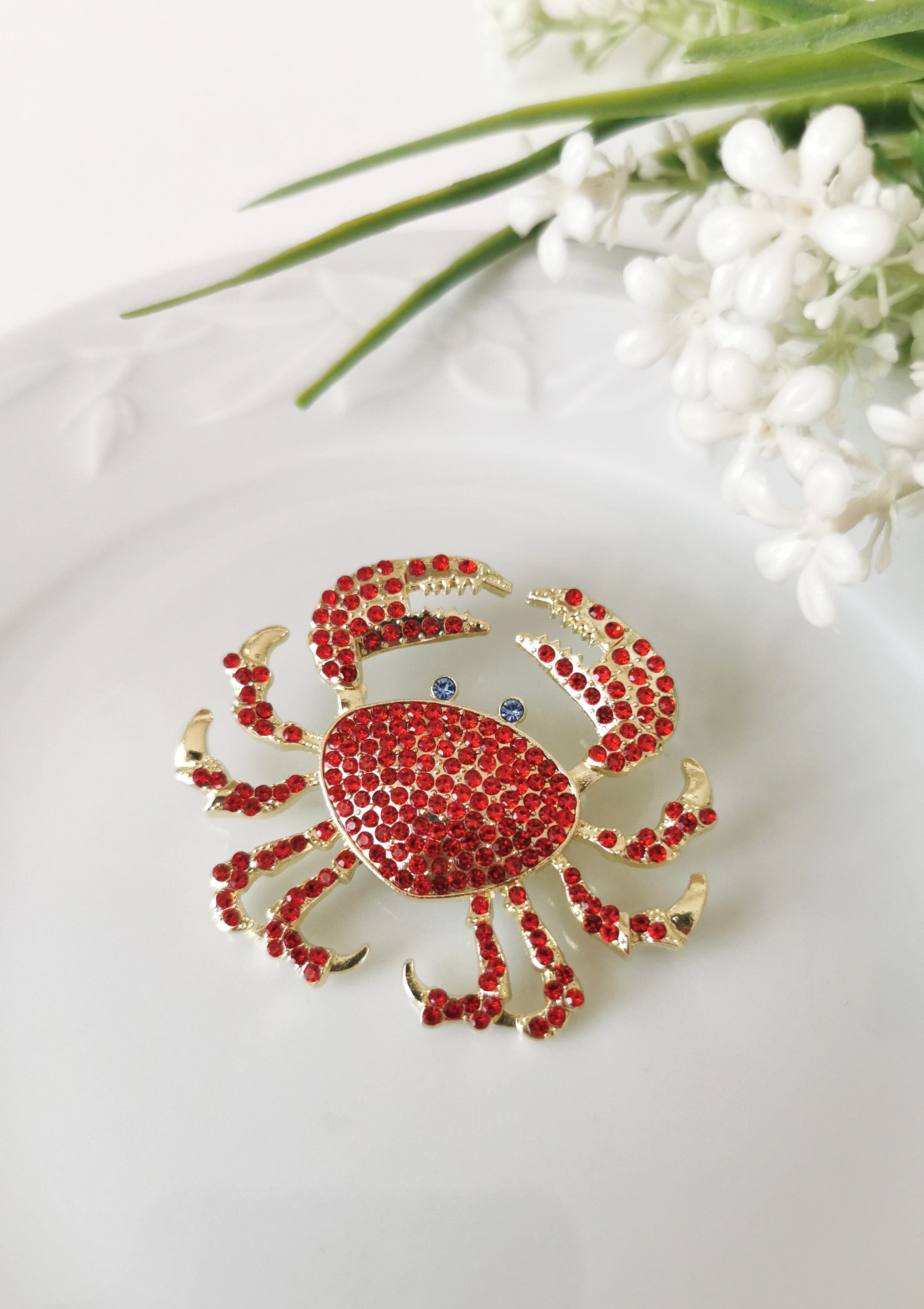 Işıltılı Kırmızı Taş Detaylı Yengeç Figürlü Broş 5x4,5 cm