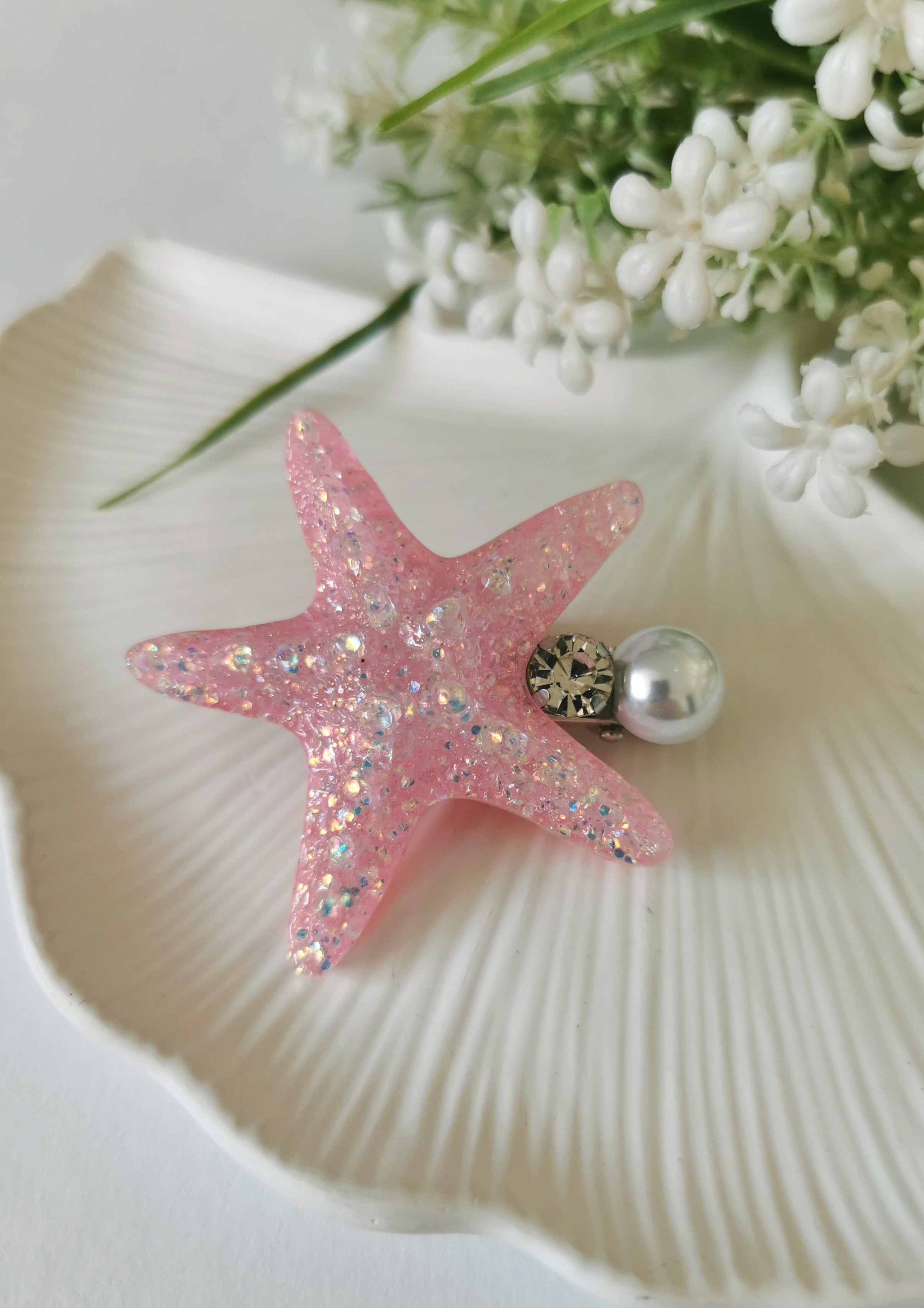 Işıltılı Koyu Pembe Taş ve İnci Detaylı Pensli Deniz Yıldızı Toka 5,5x5,5 cm
