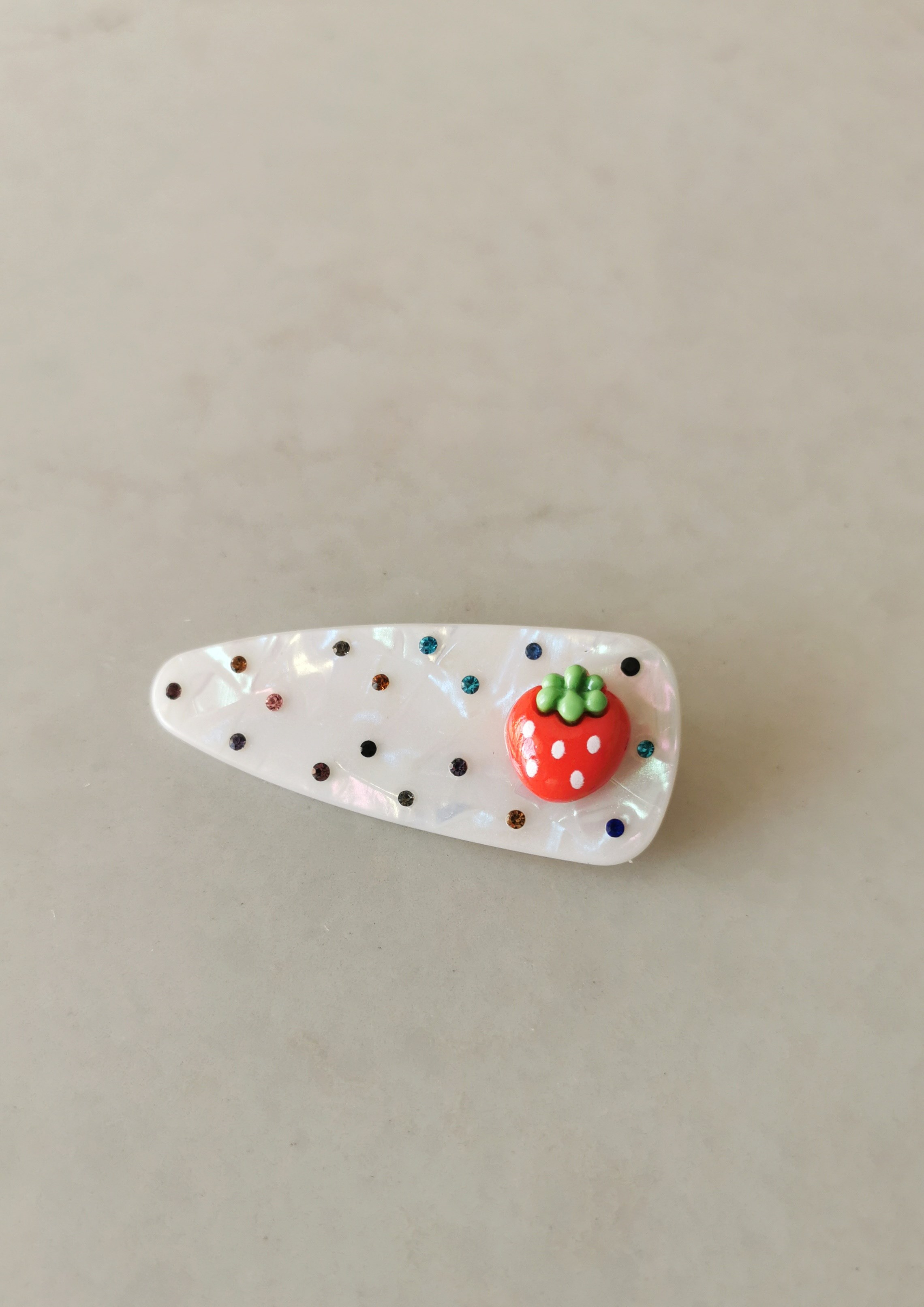 Kırmızı Çilek Figürlü Krem Sedef Görünümlü Taşlı Pens Toka 7x2.5 cm