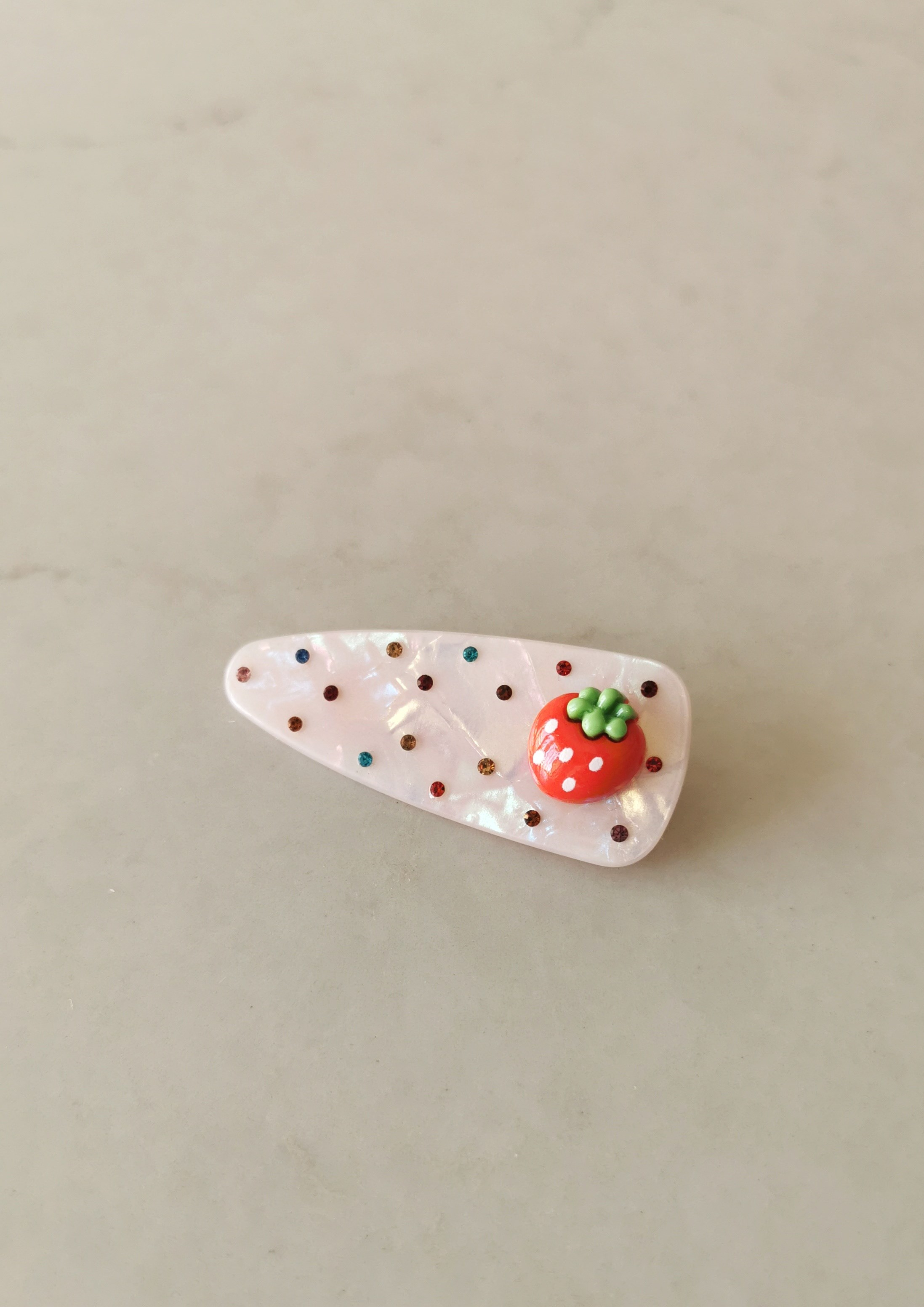 Kırmızı Çilek Figürlü Pembe Sedef Görünümlü Taşlı Pens Toka 7x2.5 cm