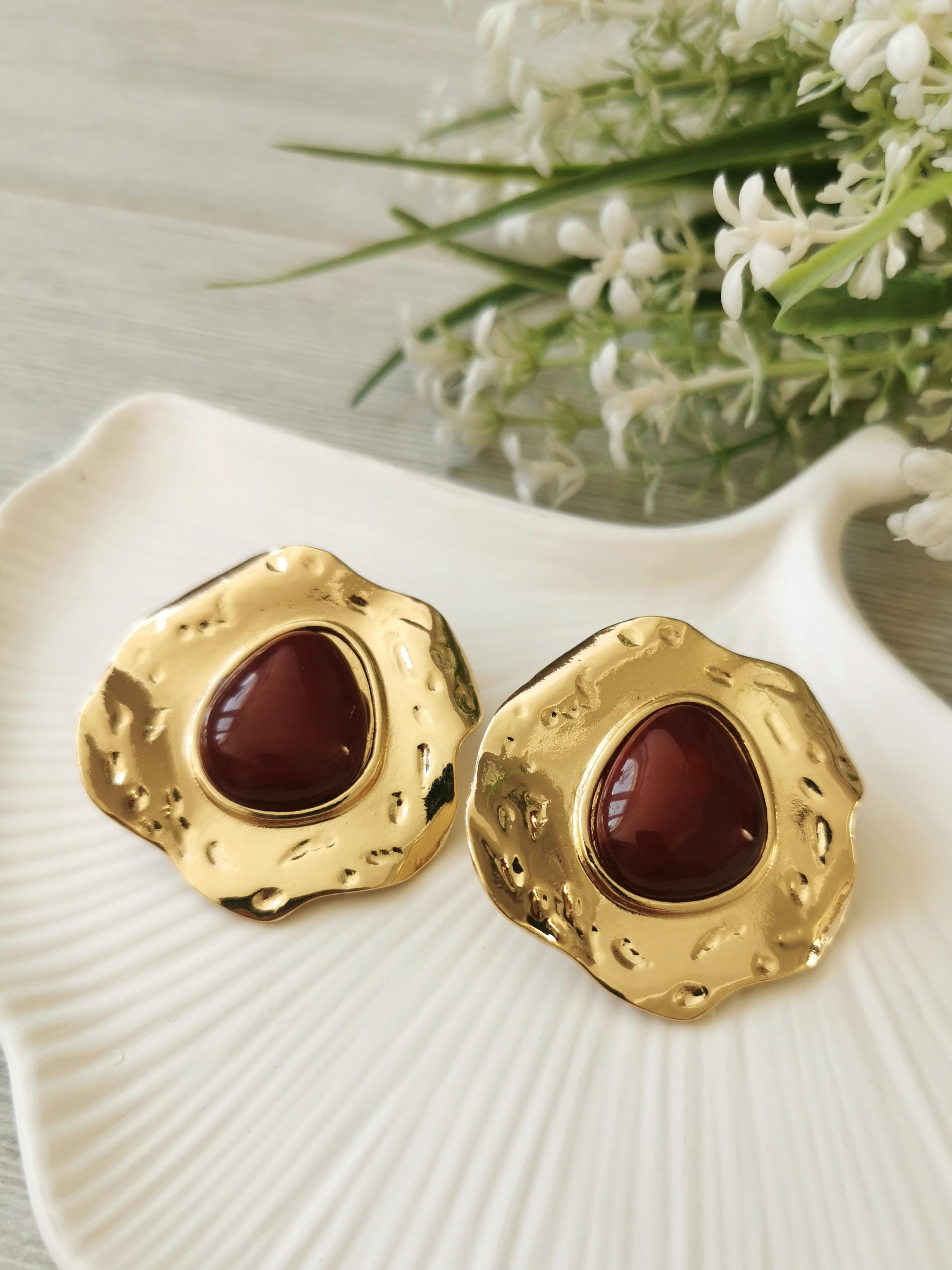 Kırmızı Damla Taşlı Gold Çerçeveli Küpe