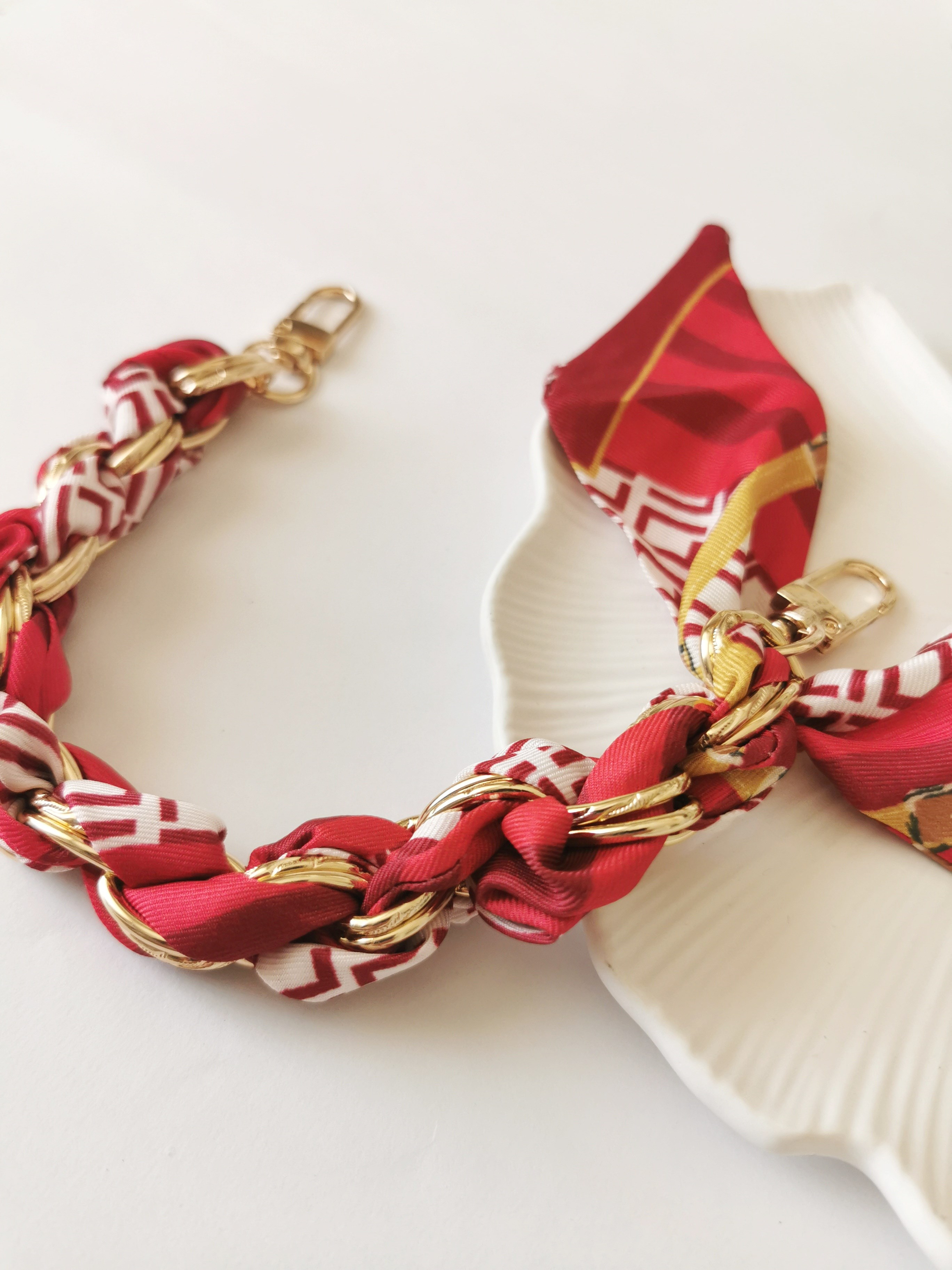 Kırmızı Fularlı Çanta Aksesuarı Charm 40 cm Gold Zincir Detaylı Şık Çanta Süsü