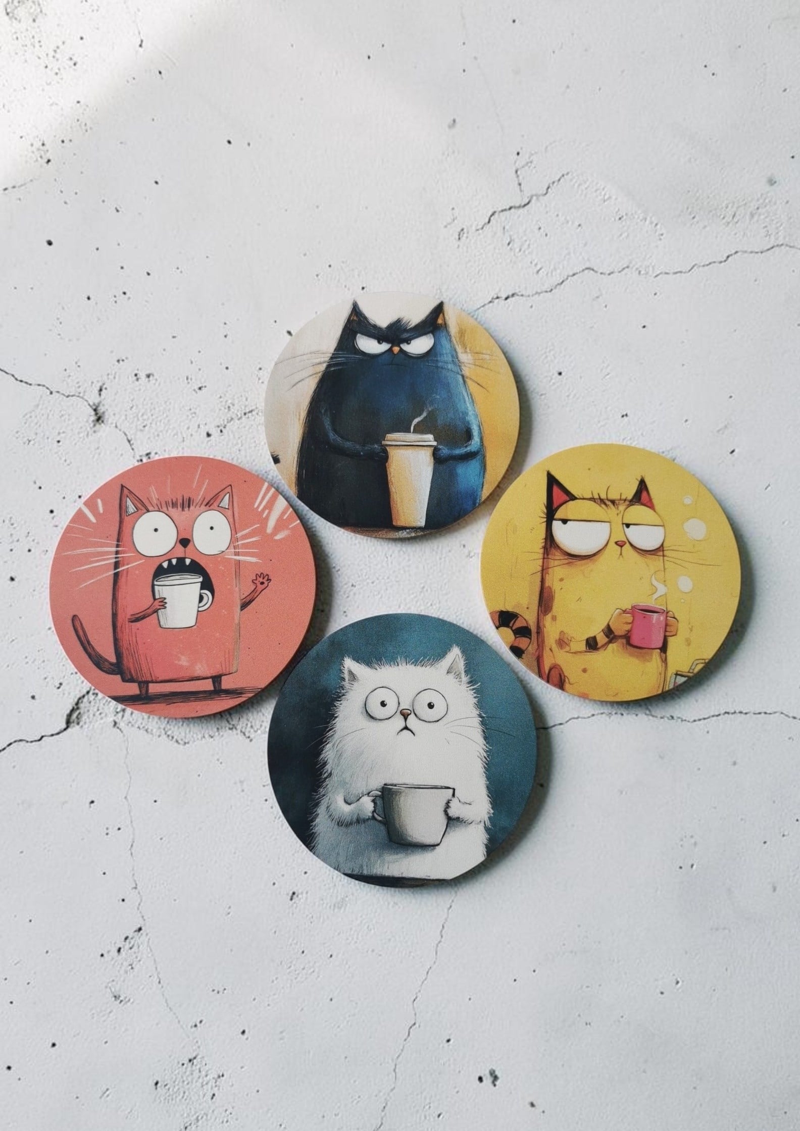 Komik Kedi Desenli Dekoratif Ahşap Bardak Altlığı Çap 10 cm