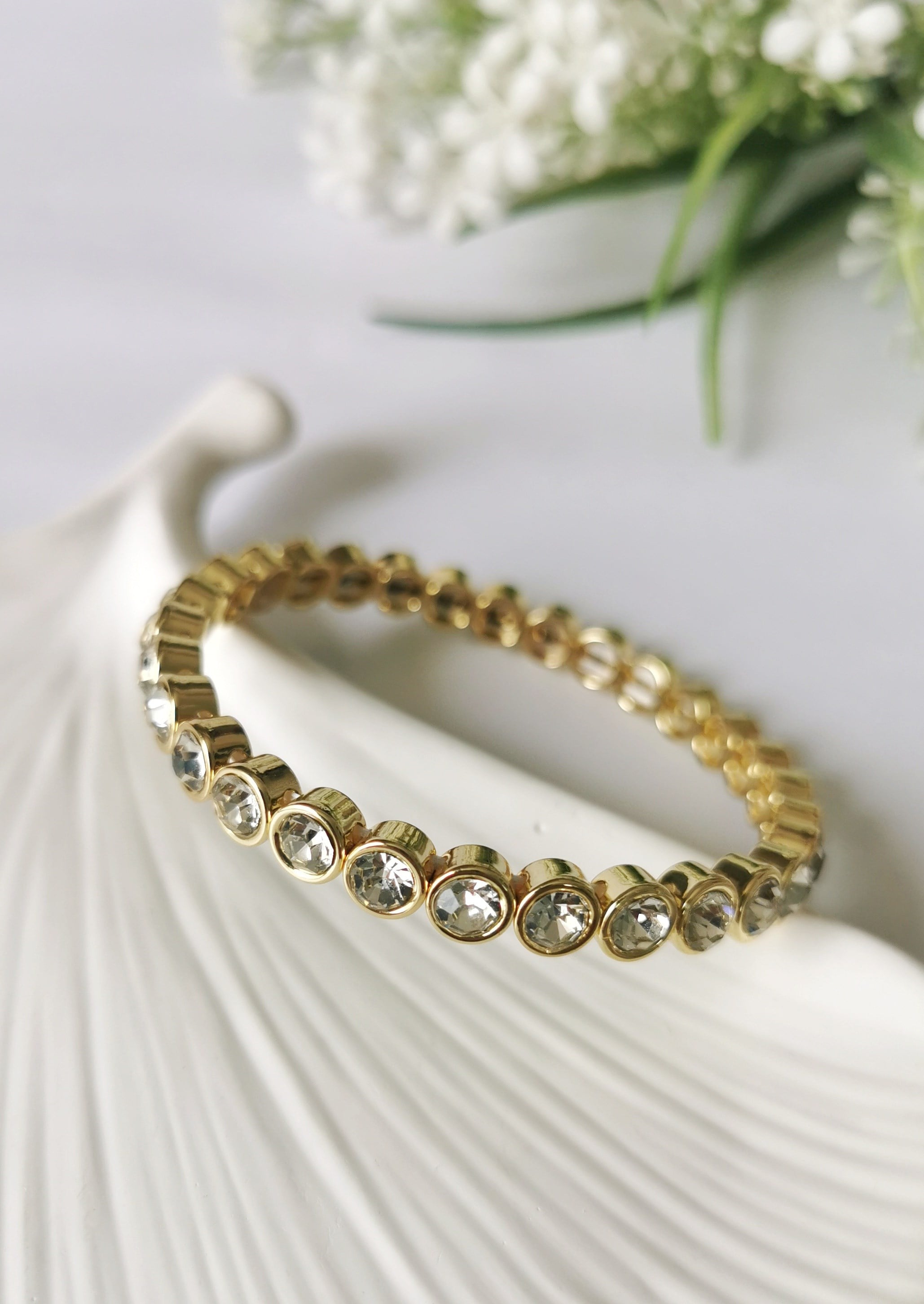 Kristal Taşlı Çelik Bileklik – Lastikli Gold Tasarım