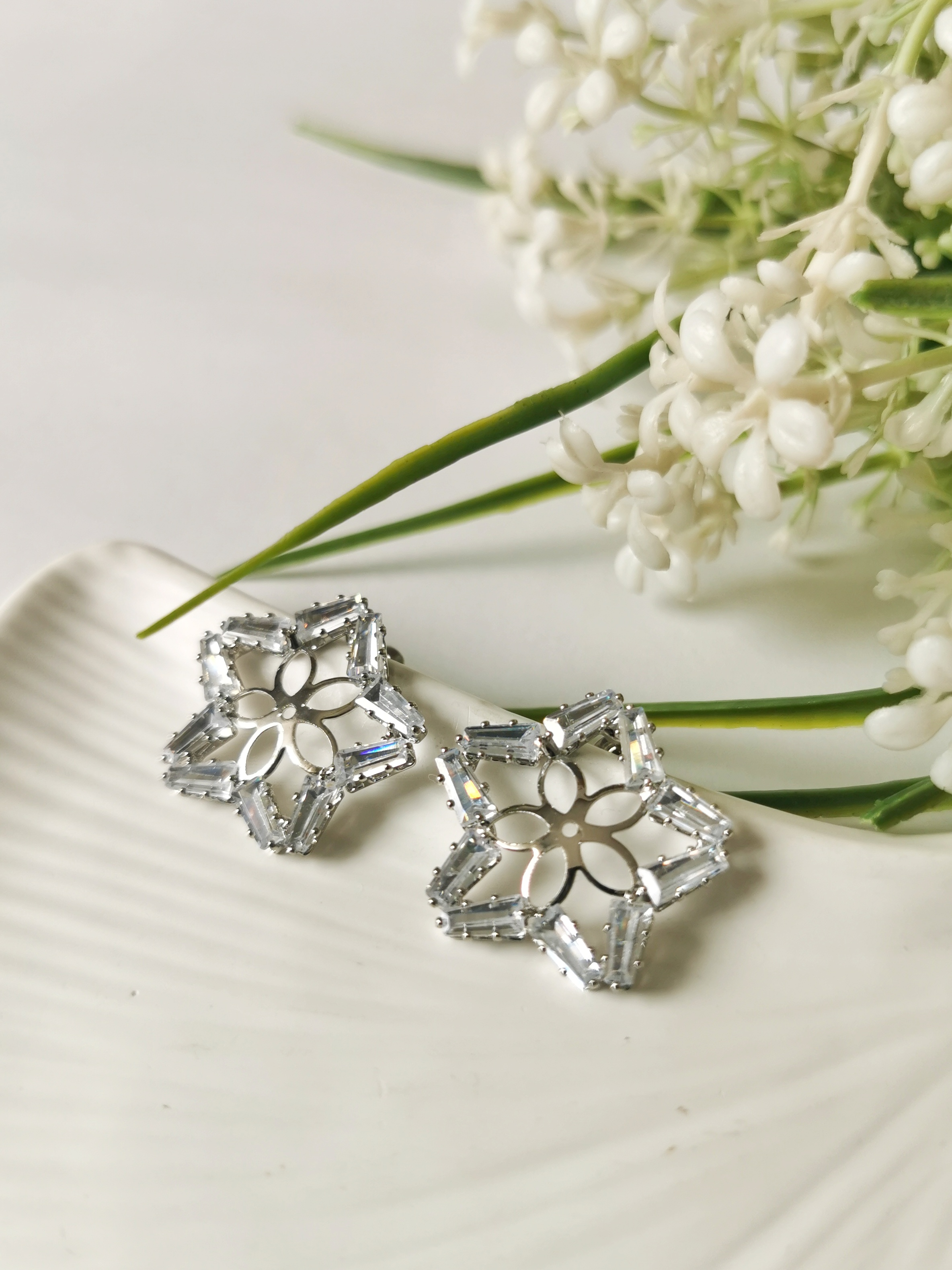 Kristal Taşlı Yıldız Küpe Silver