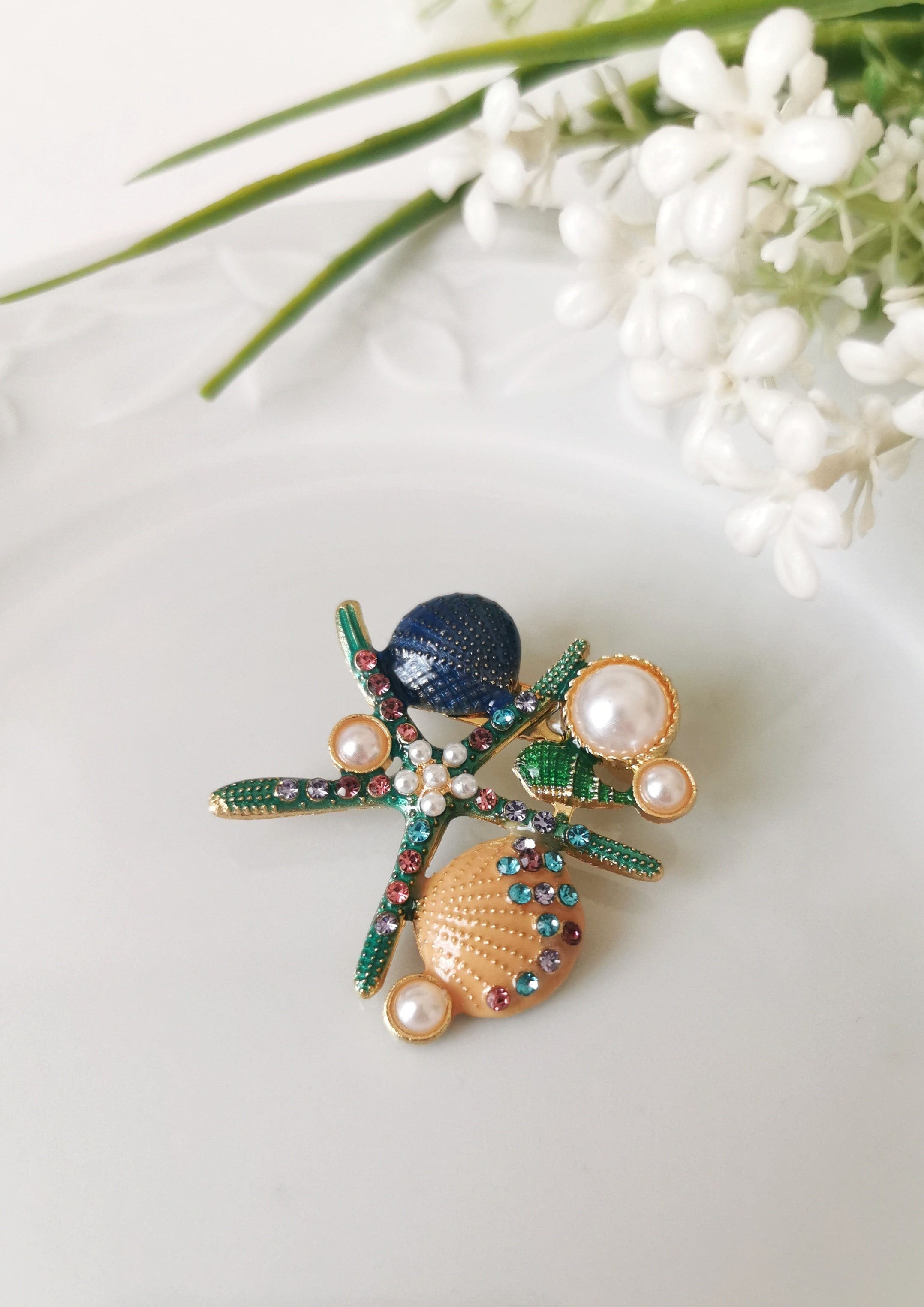 Lacivert & Yeşil Taş ve İnci Detaylı Deniz Temalı Broş 3,5x3,5 cm