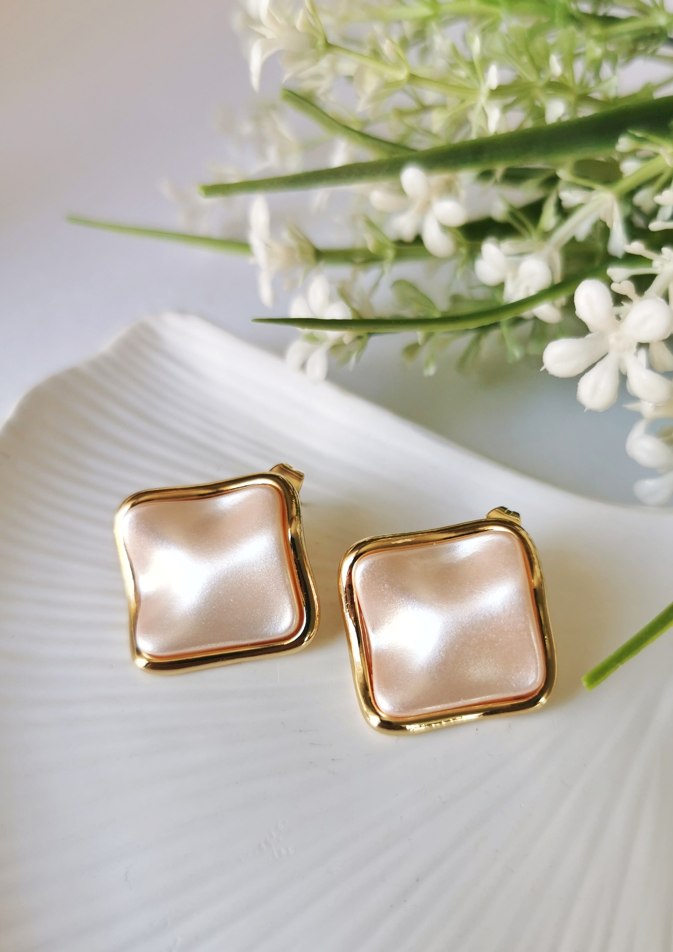 Luna Sedef Detaylı Çelik Küpe 2x2 cm – Sedef Pembe
