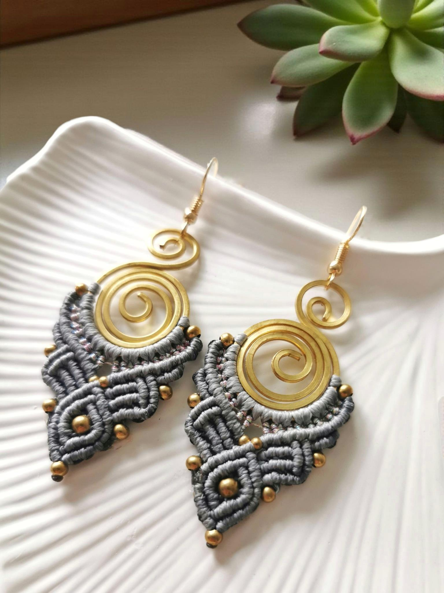 Makromeli Spiral Pirinç Küpe 
