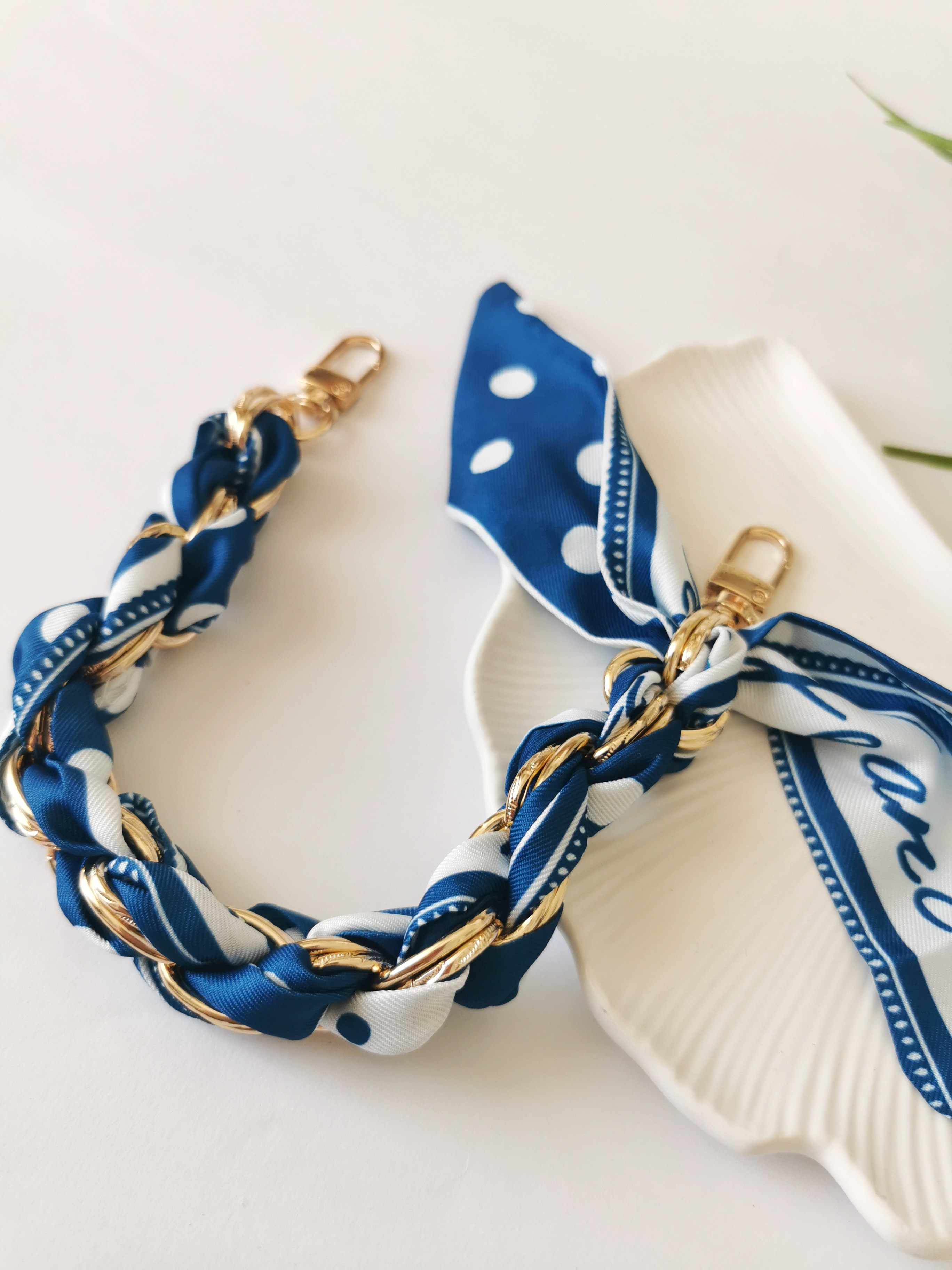 Mavi Fularlı Çanta Aksesuarı Charm 40 cm Gold Zincir Detaylı Şık Çanta Süsü